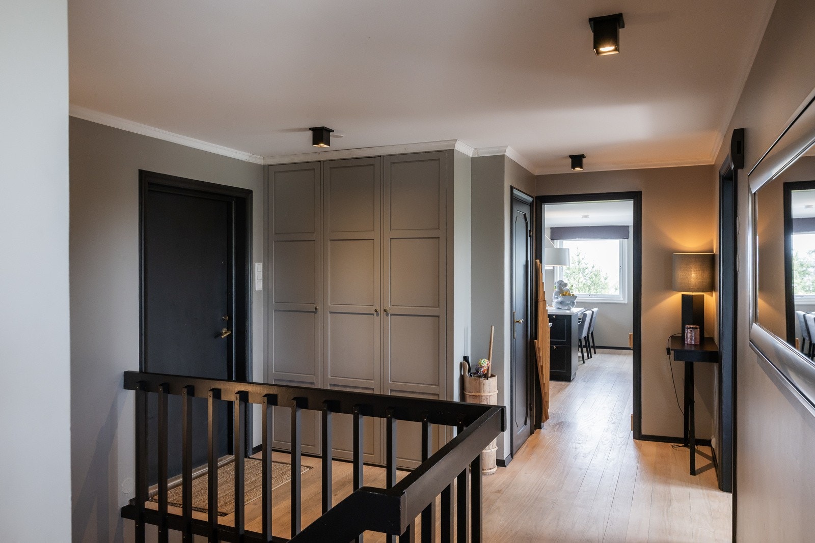 Velkommen inn! Hall i første etasje med plassbygde garderobeskap og innvendig bod Galleribilde