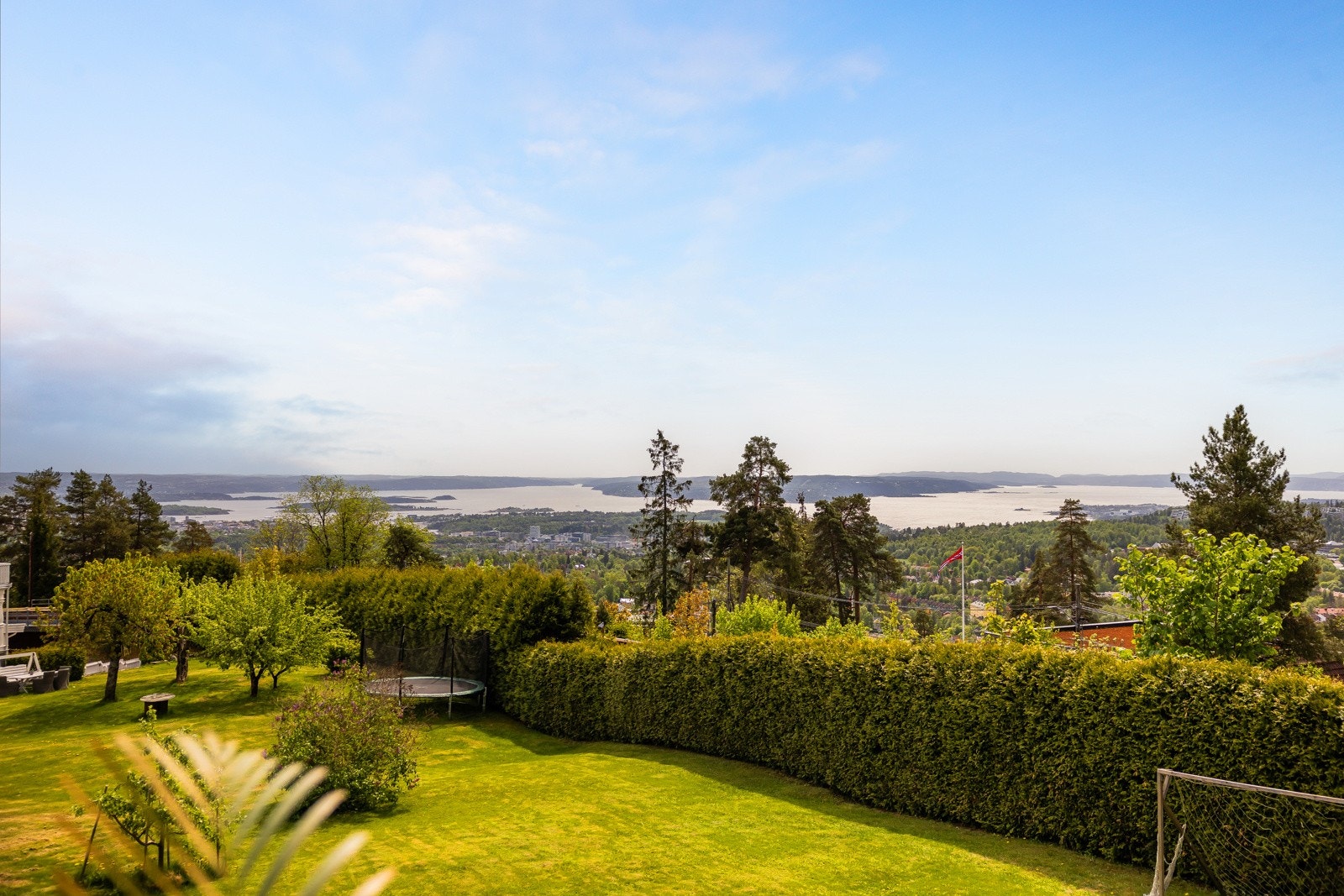 Storslått panorama over fjorden og optimale solforhold morgen til kveld. Galleribilde