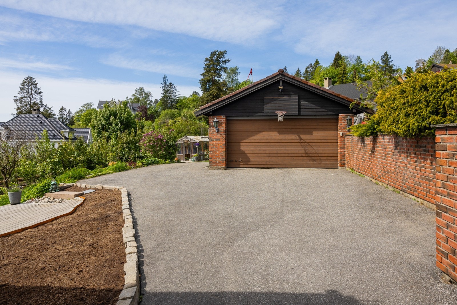 Dobbelgarasje med bod i bakkant Galleribilde