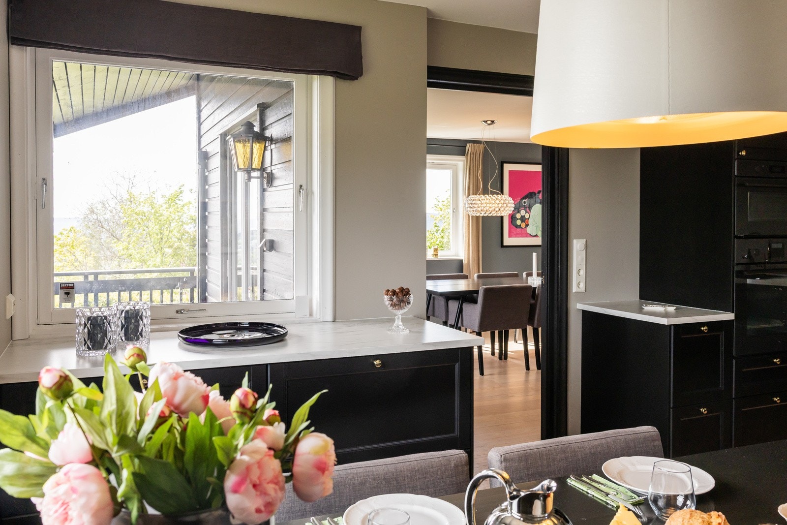 Svært god oppbevaringsplass i innredning på kjøkkenet Galleribilde