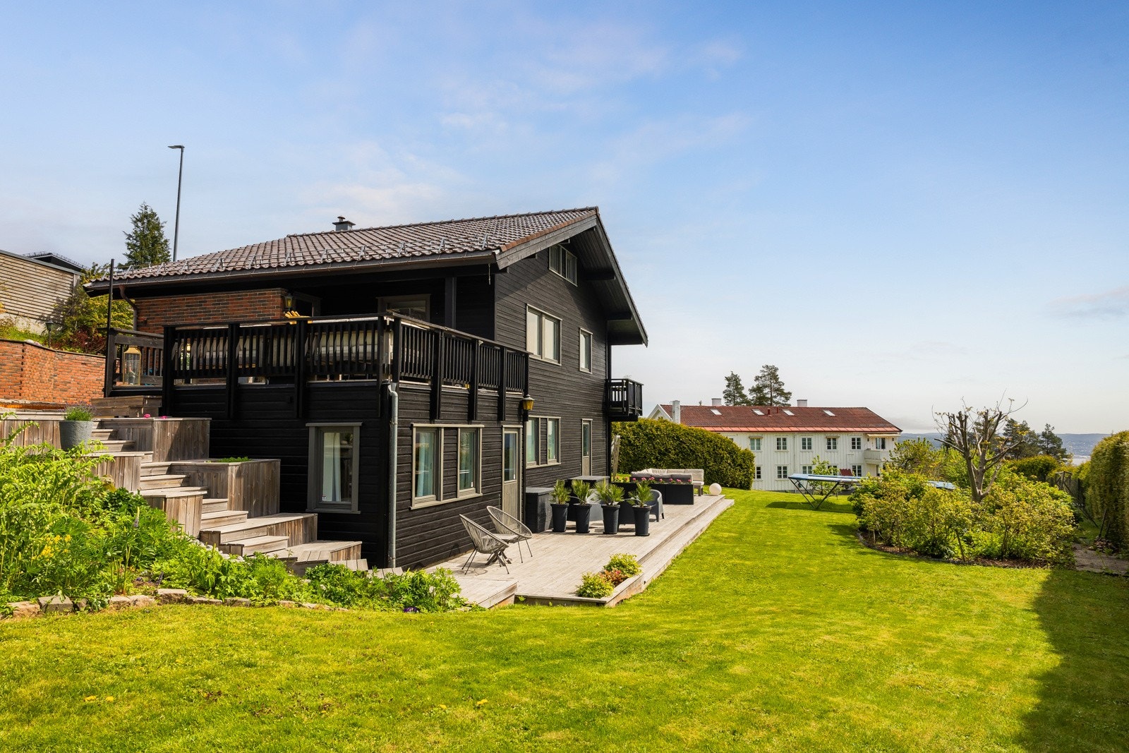 Familievennlig bolig med fantastiske utearealer. Lite sjenerende mht. trikk og vei - velkommen! Galleribilde