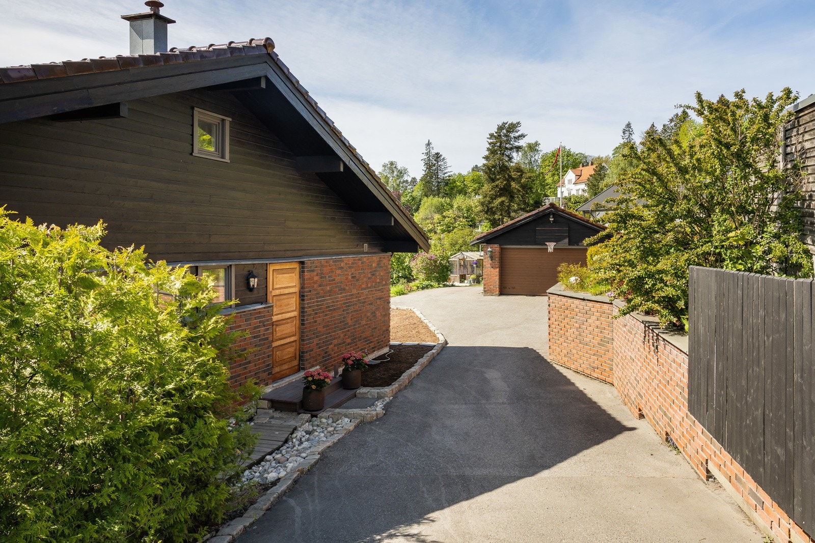 Asfaltert innkjørsel med port mot vei. Velkommen til visning! Galleribilde