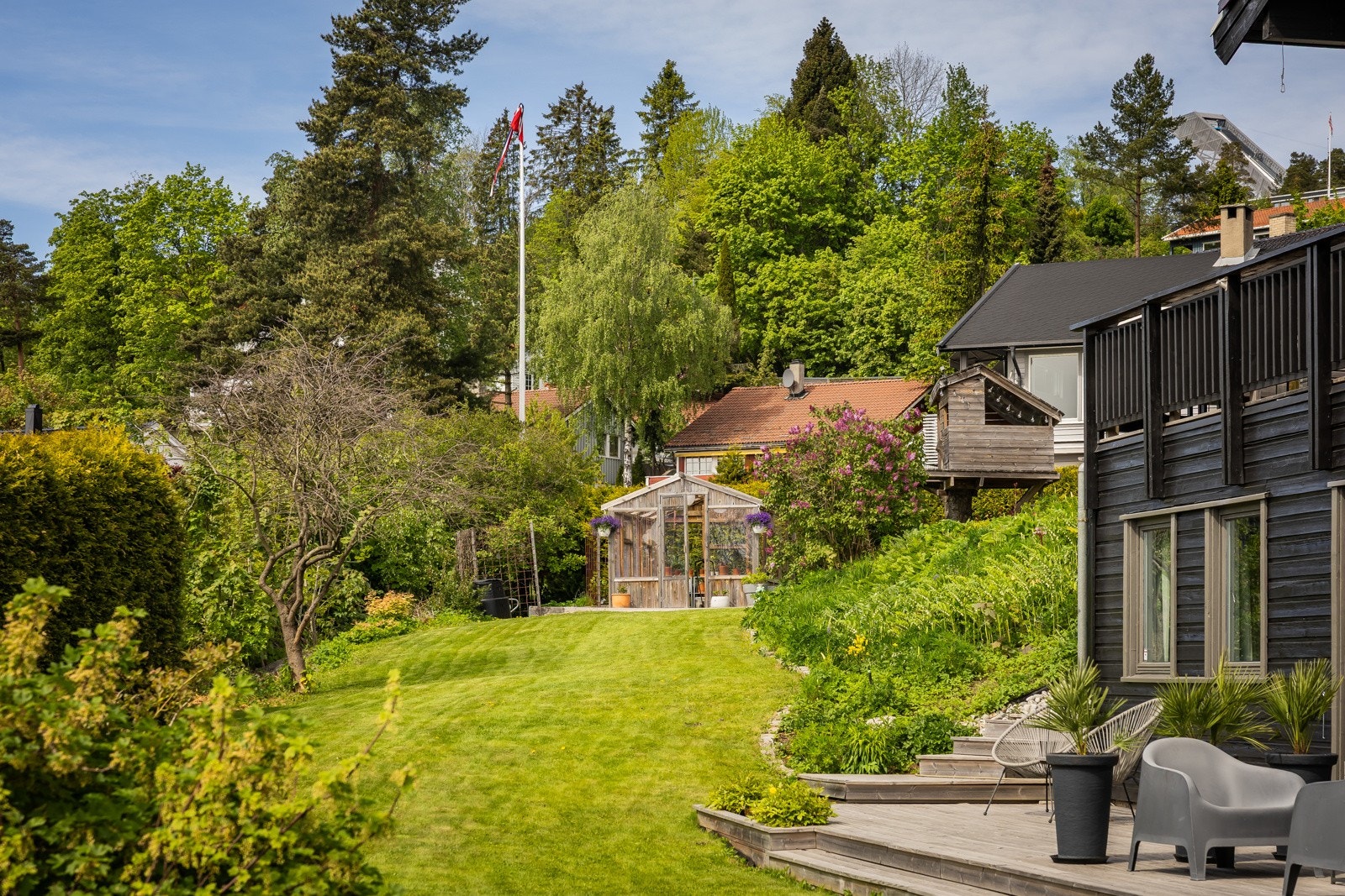 Opparbeidet, innholdsrik tomt på over 1,7 mål Galleribilde