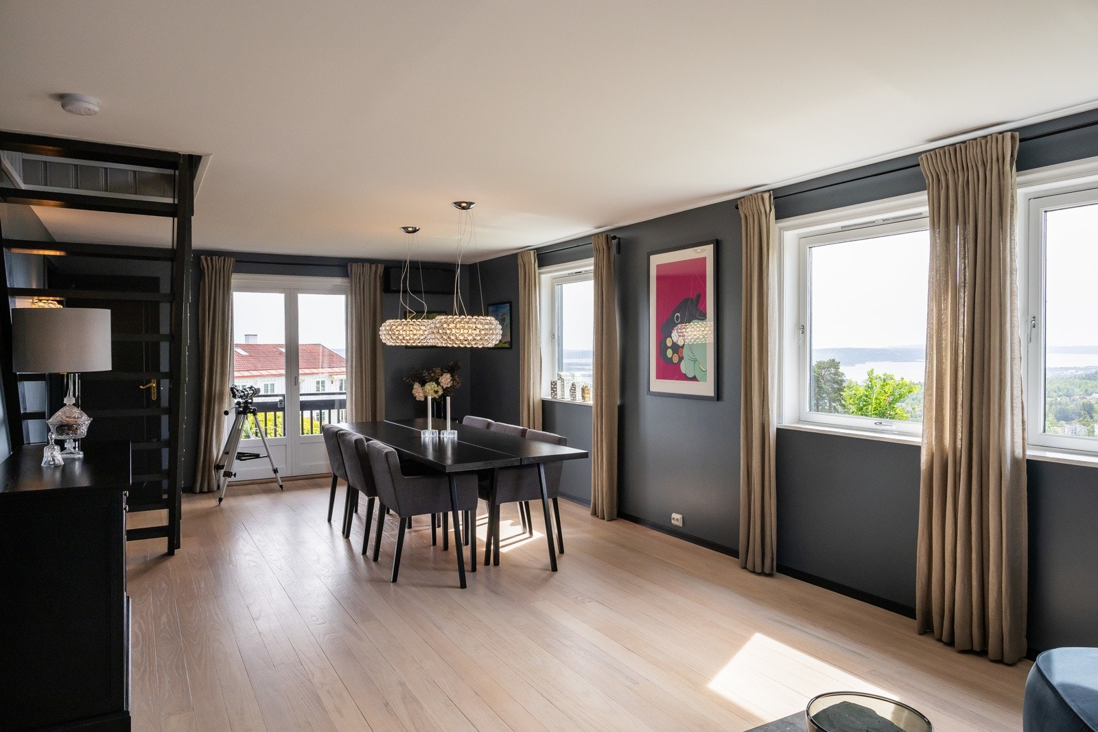 Boligen over tre plan er pusset opp innvendig de senere år Galleribilde