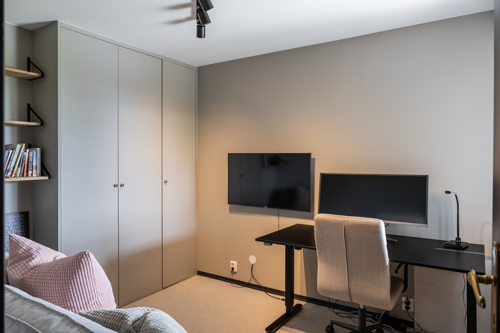 Soverom 4 med plassbygd garderobeskap. Sjøutsikt også herfra. Galleribilde