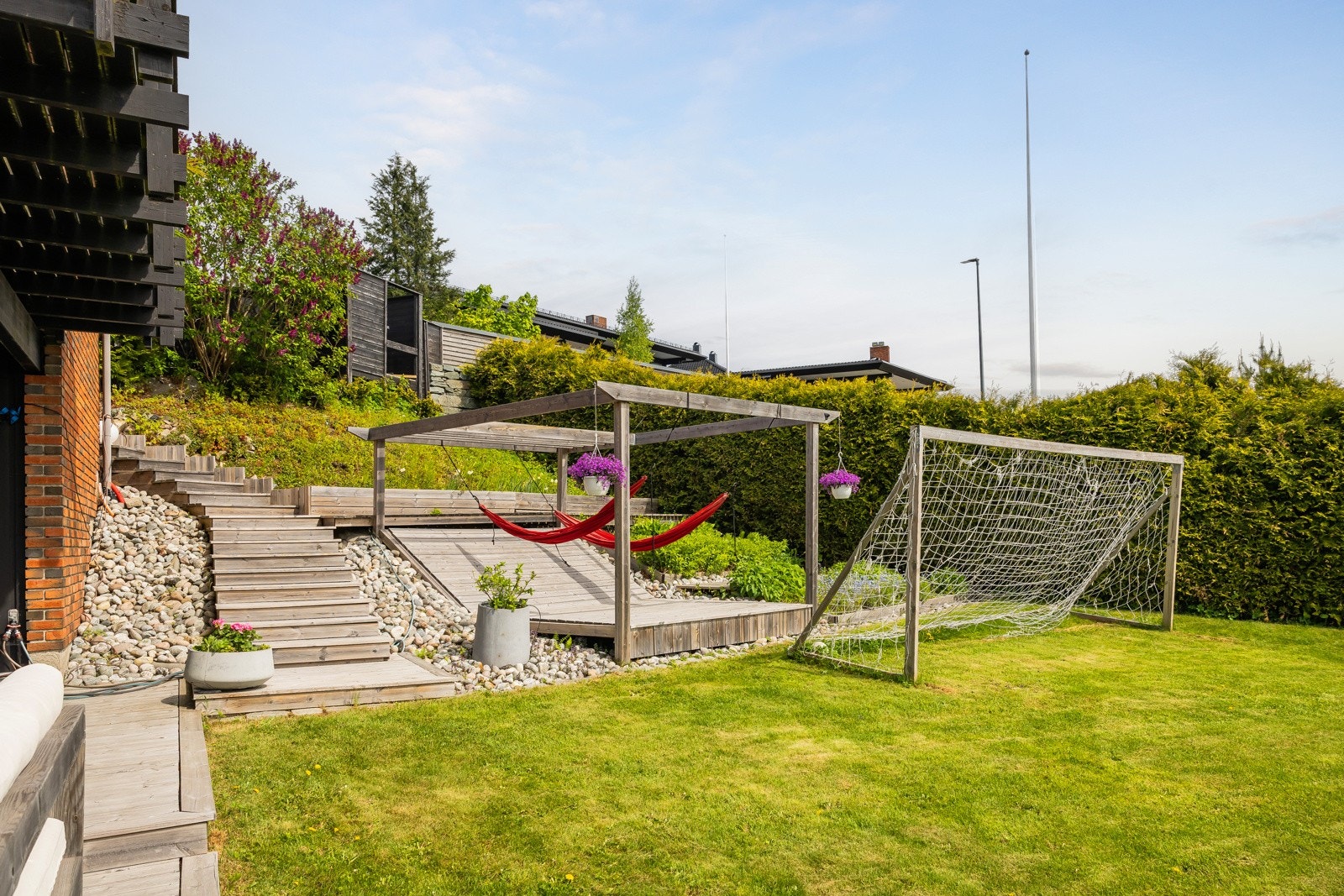 Tomten er et eldorado for barn m/plass til trampoline, fotballmål, mm. Galleribilde