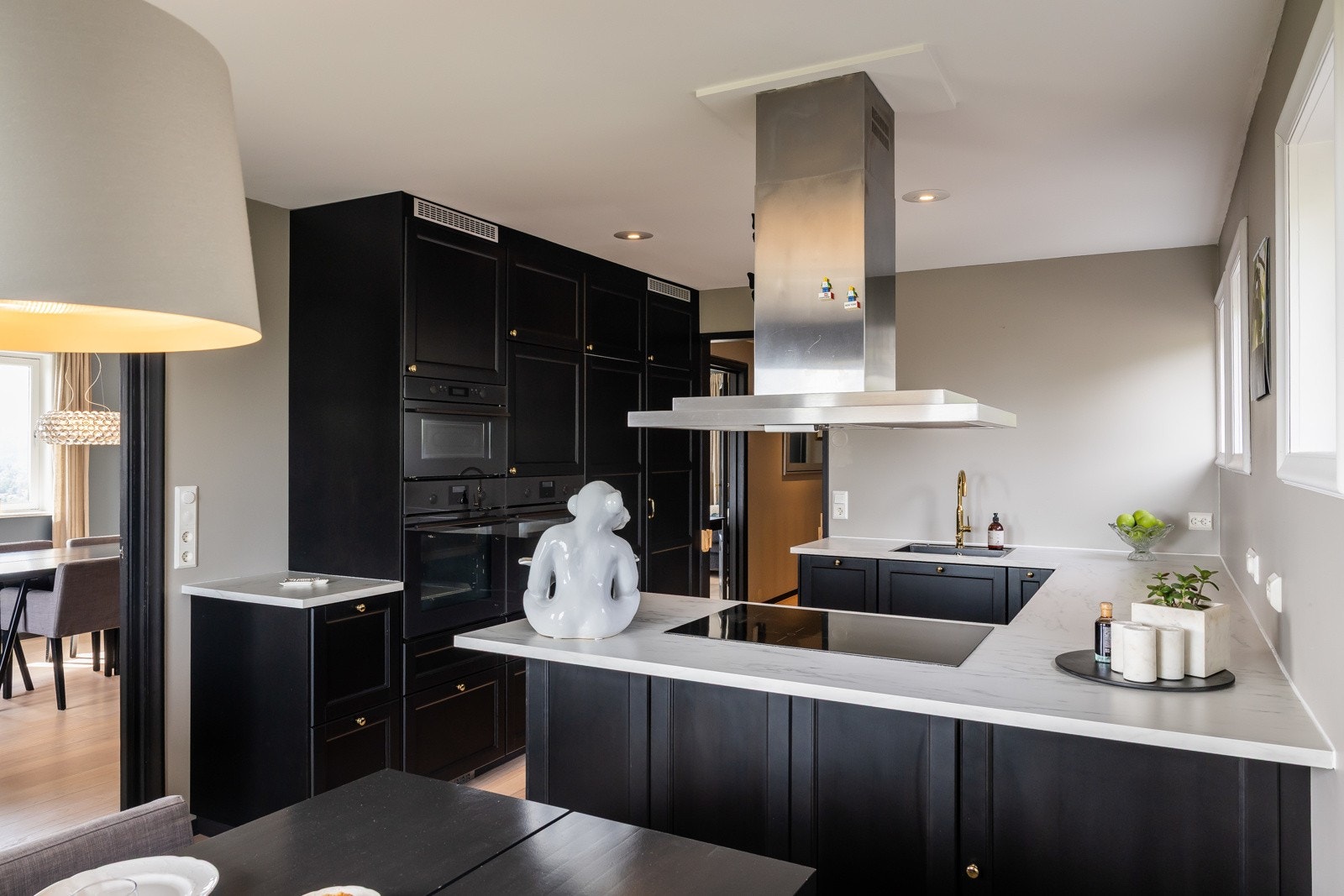 Kjøkken m/spiseplass, flott utsikt og inn til stue/spisestue Galleribilde