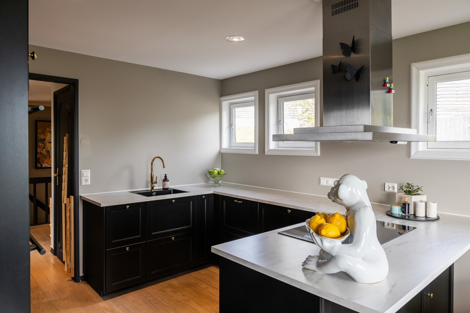 Direkte inn til kjøkken fra inngangsparti og hall. Veldig praktisk! Galleribilde