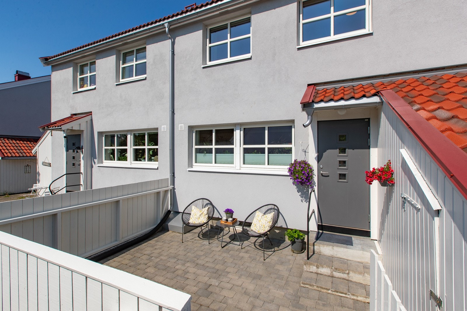 Deilig stenlagt uteplass med morgensol - i tillegg til den mot vest Galleribilde