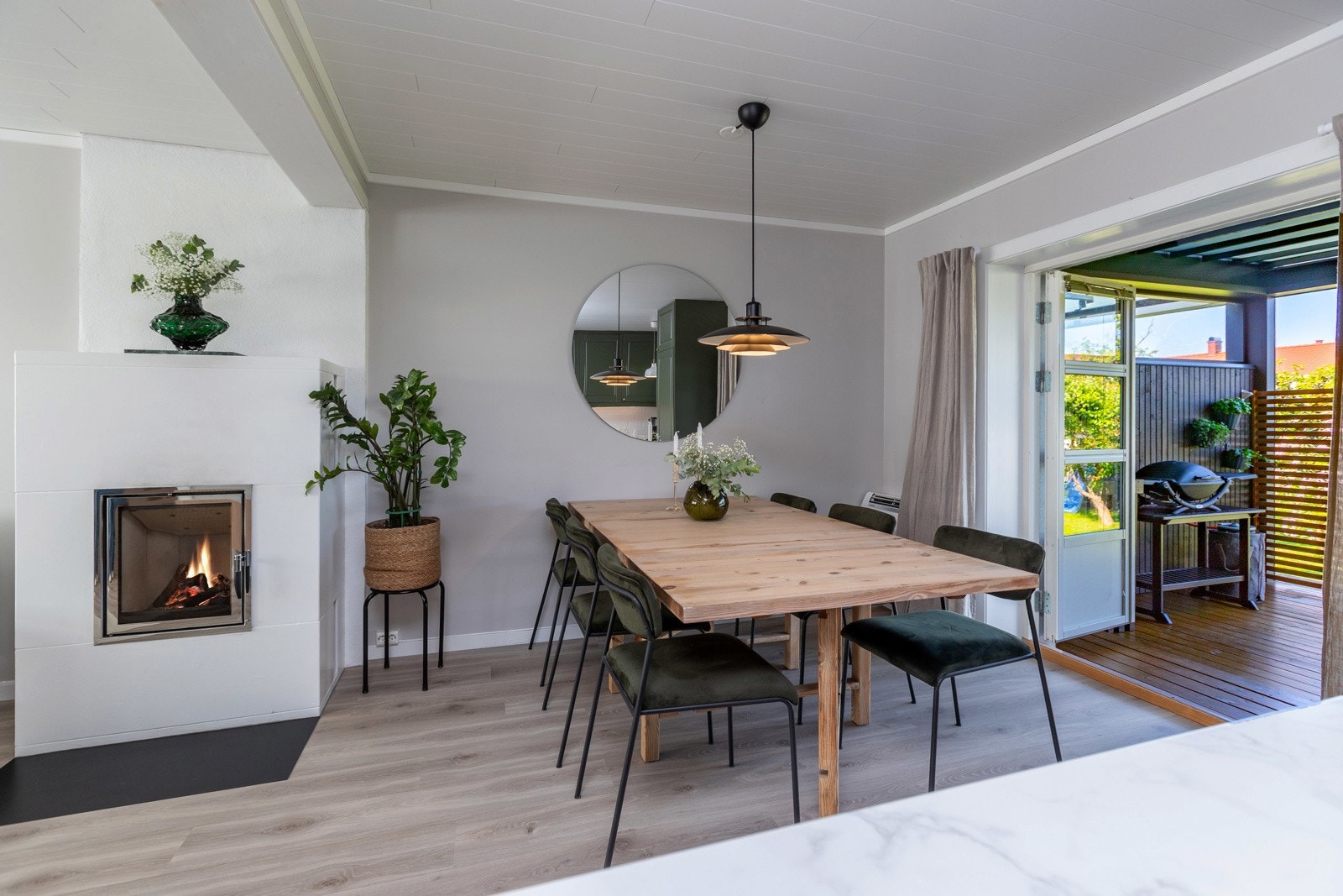 Åpen løsning mellom kjøkken og spisesplassen Galleribilde