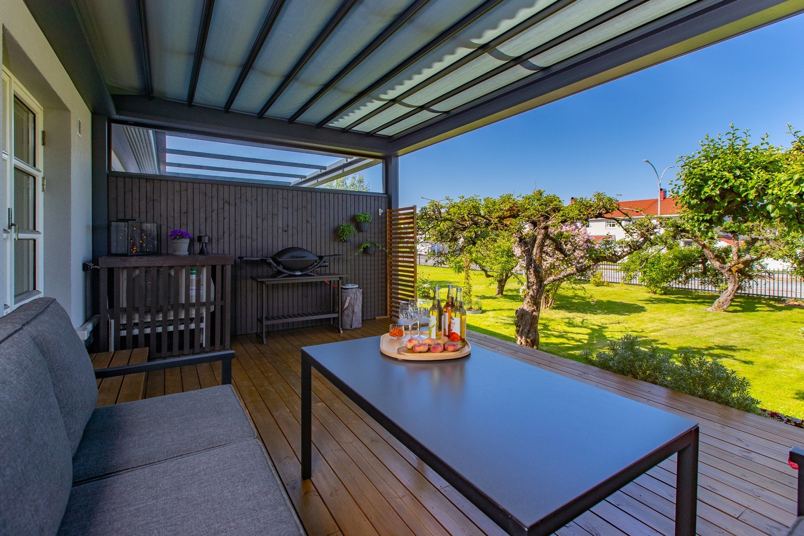 Sjekke denne fantastiske uteplassen med fleksibel pergola Galleribilde