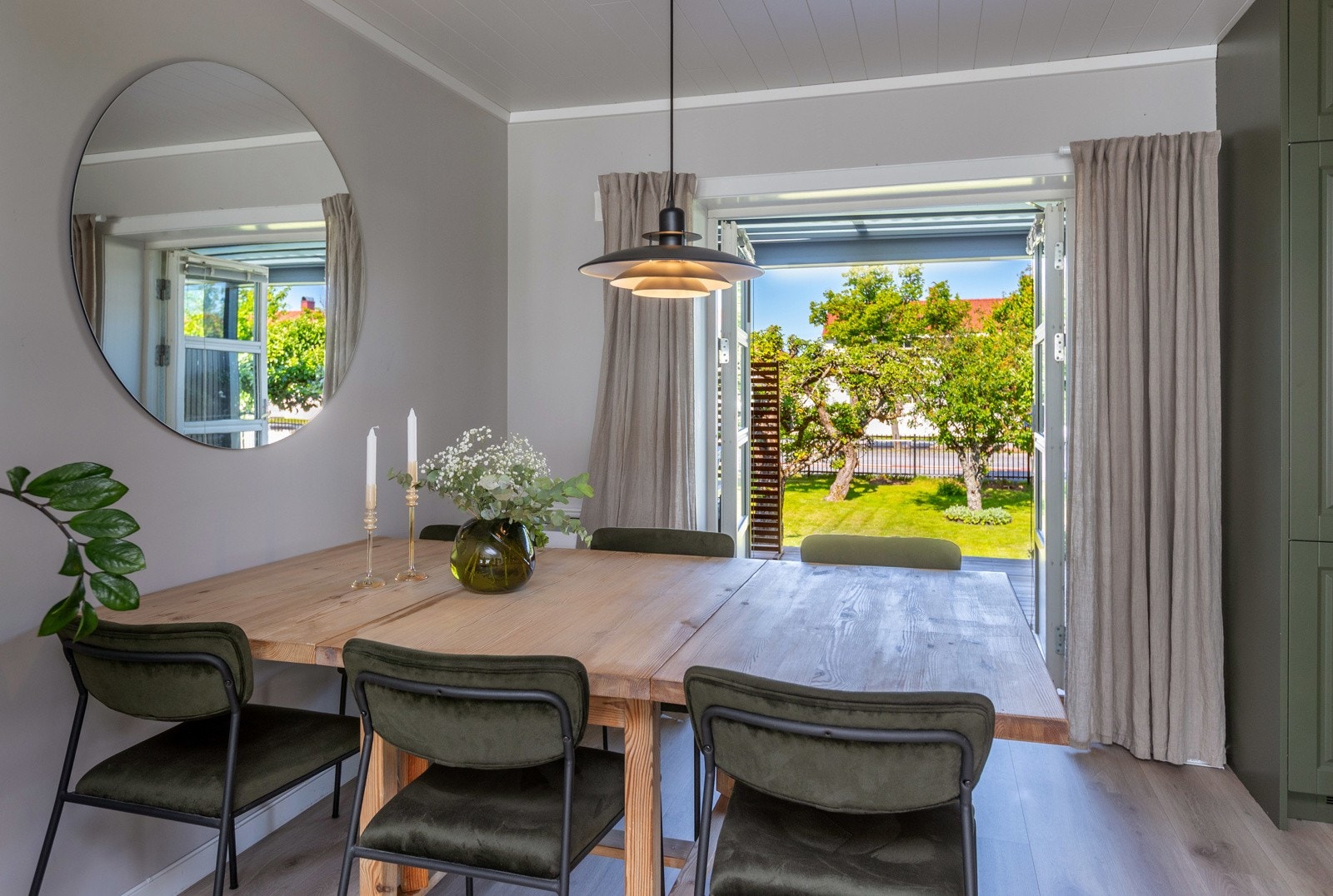 Utgang rett til den fantastiske uteplassen - med pergola m/ tak & vegger Galleribilde