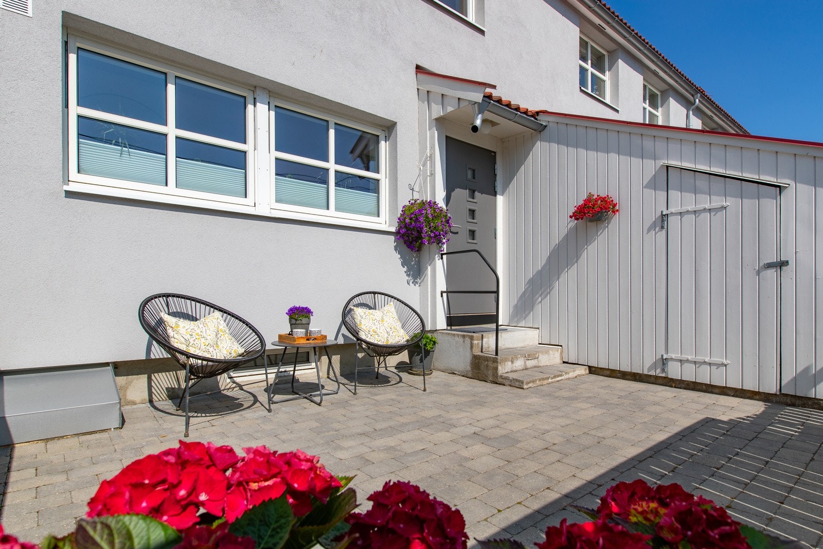 Fin uteplass også mot øst - og morgesol til morgenkaffen Galleribilde