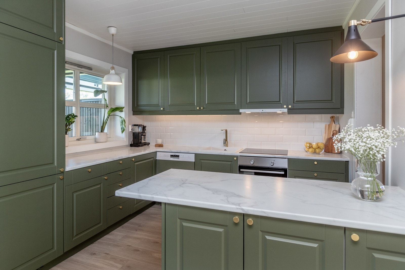 Pent kjøkken med godt med skap & benkeplass Galleribilde