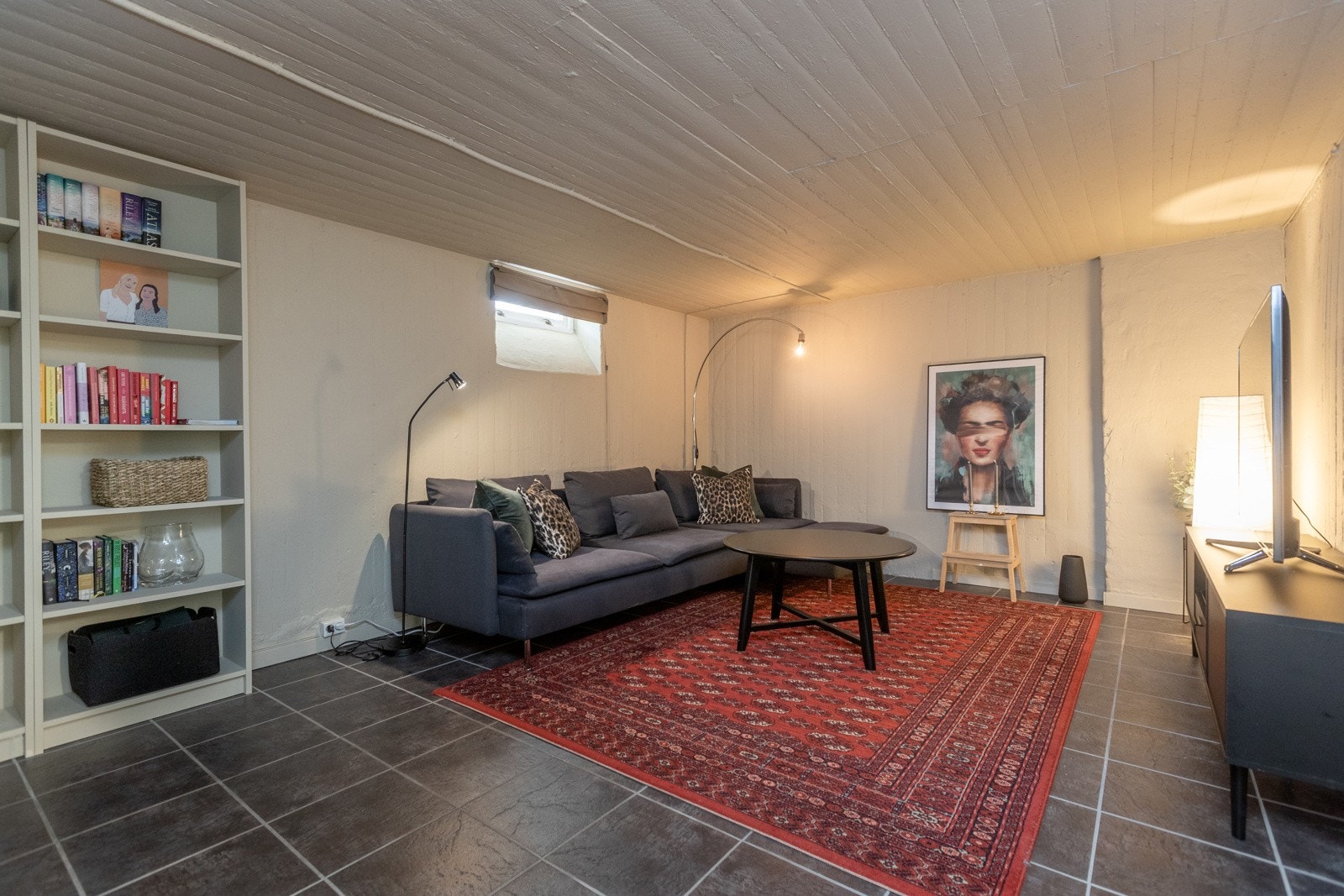 Deler av kjeller er innredet med TV-stue (ikke godkjent for varig opphold) Galleribilde