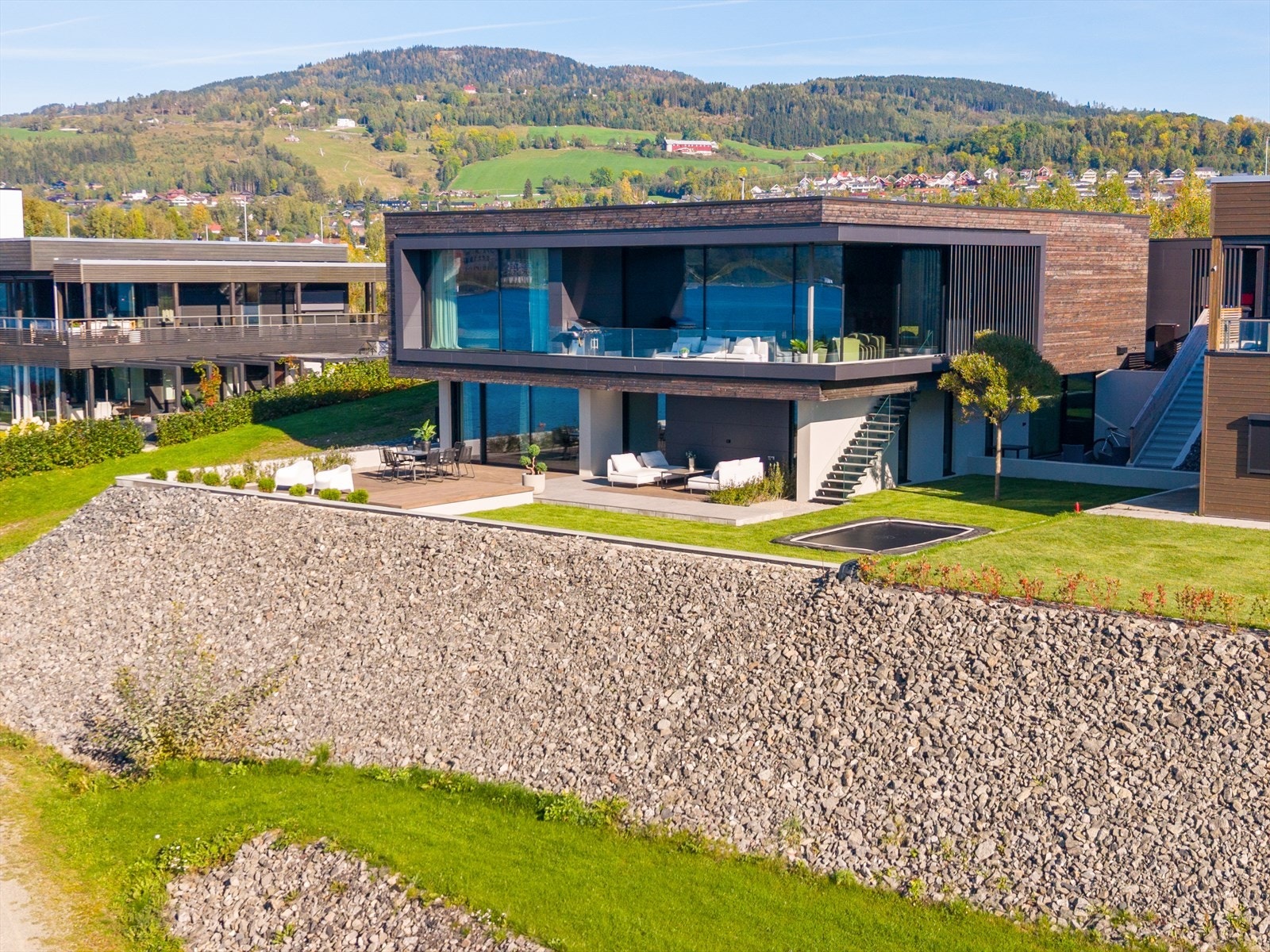 Et boligfelt med kvalitet og utsikt - Området er nyere og attraktivt, med arkitektonisk gjennomførte boliger og nærhet til Mjøsas glitrende vann. Galleribilde