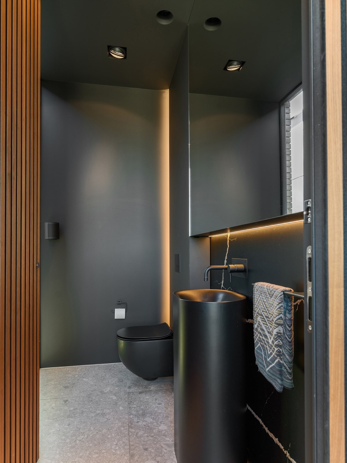 Toalettrommet ved hovedinngangen er stilrent og funksjonelt. Galleribilde