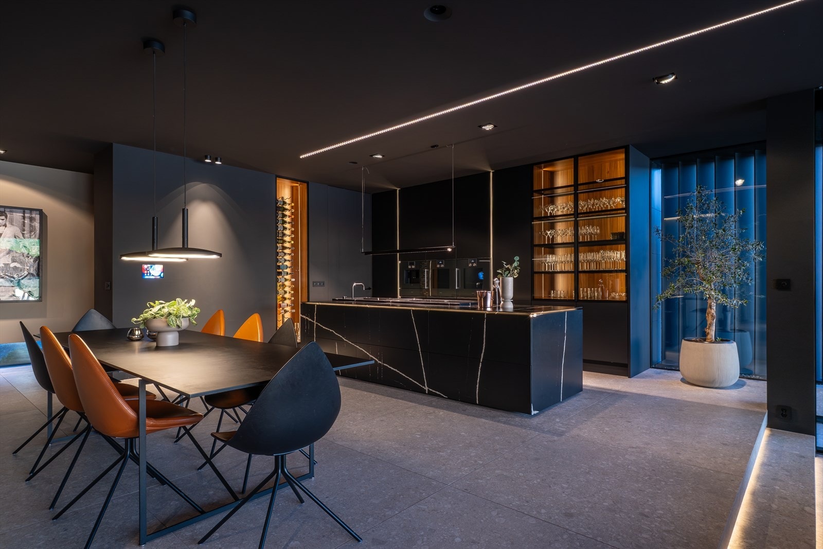 Skreddersydd kjøkken fra JKE - Kjøkkenet er spesialbygget av danske JKE og kombinerer funksjon og estetikk i et helhetlig uttrykk med glatte fronter og sømløs integrasjon av hvitevarer. Galleribilde