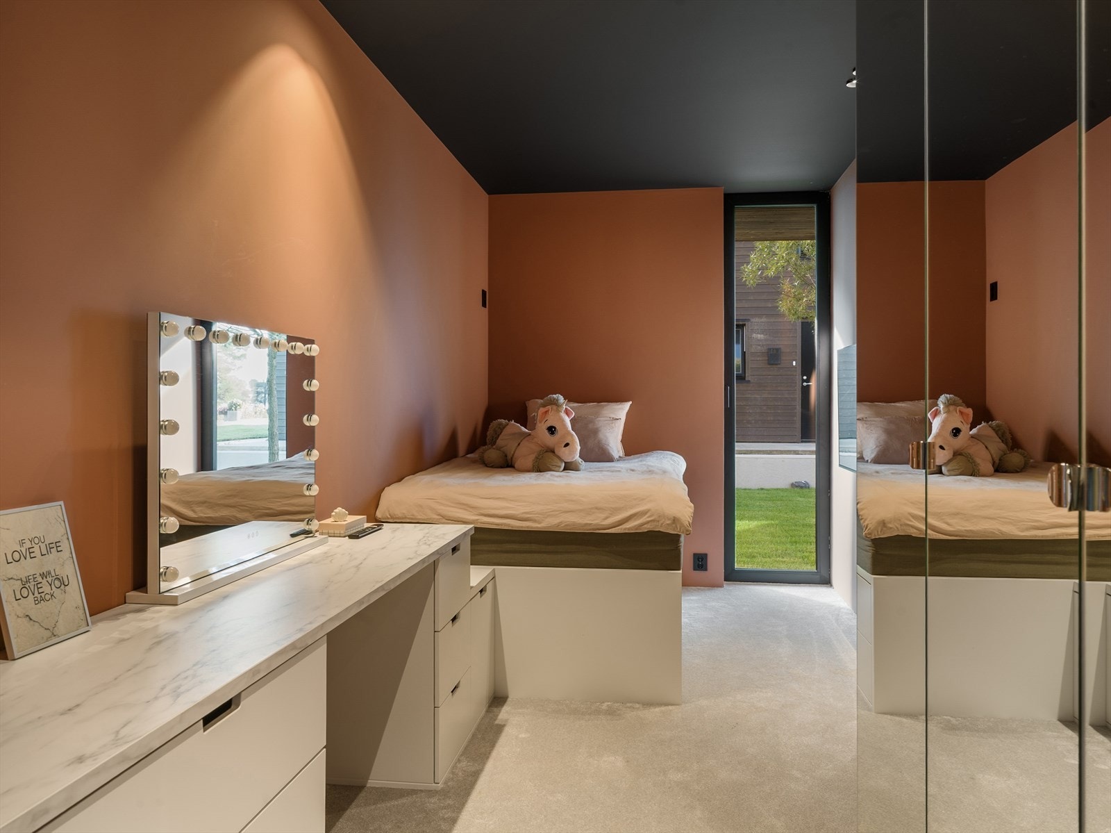 Lun kontrast til flislagte gulv: Tre av soverommene i underetasjen er belagt med eksklusive tepper, en myk og varm kontrast til de italienske Mirage-flisene i fellesarealene. Galleribilde