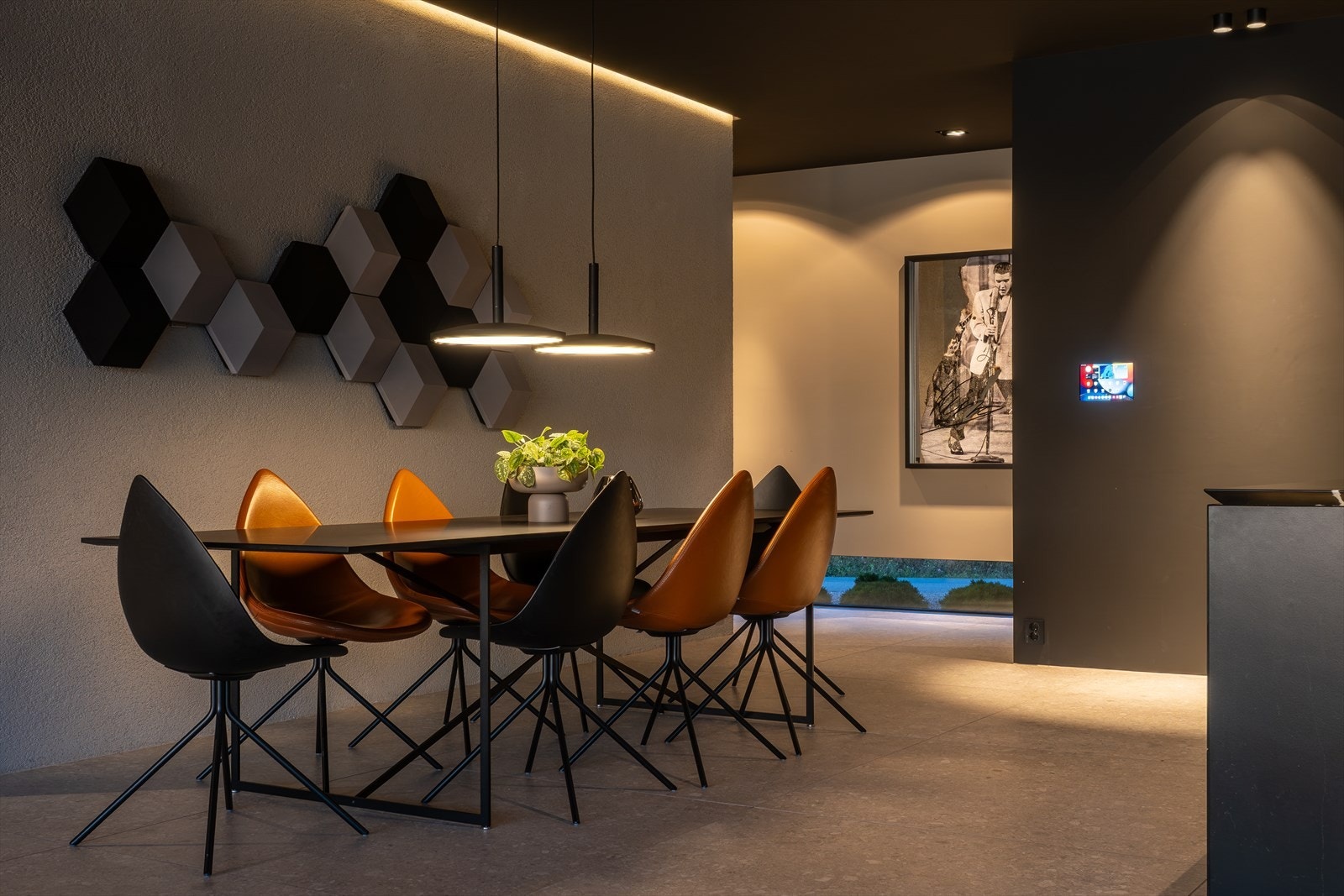 Spiseplass i forlengelsen av kjøkkenet - Spiseplassen ligger naturlig tilknyttet kjøkkenet og nyter godt av de samme eksklusive materialene og den åpne planløsningen med utsikt og lys som rammer inn måltidene. Galleribilde