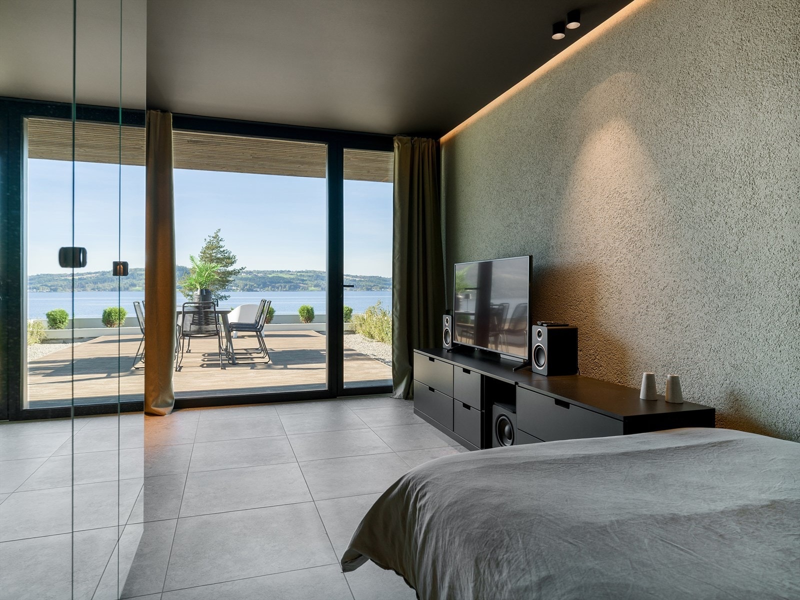 Sømløs overgang mellom inne og ute. Galleribilde