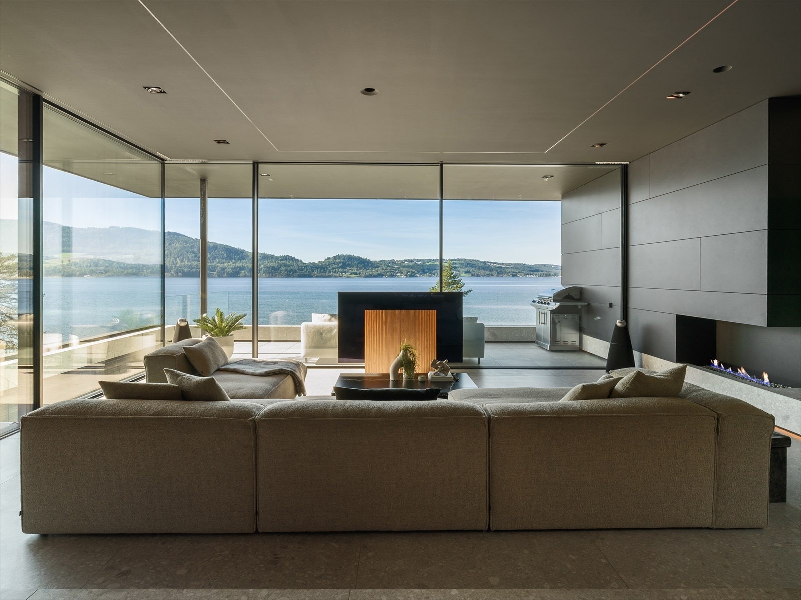 Skreddersydde vinduer i luksusklassen - Hjørneskyvedør fra Schuco og vinduer fra Reynaers gir maksimal transparens og slank profil, sømløst integrert i arkitekturen. Galleribilde