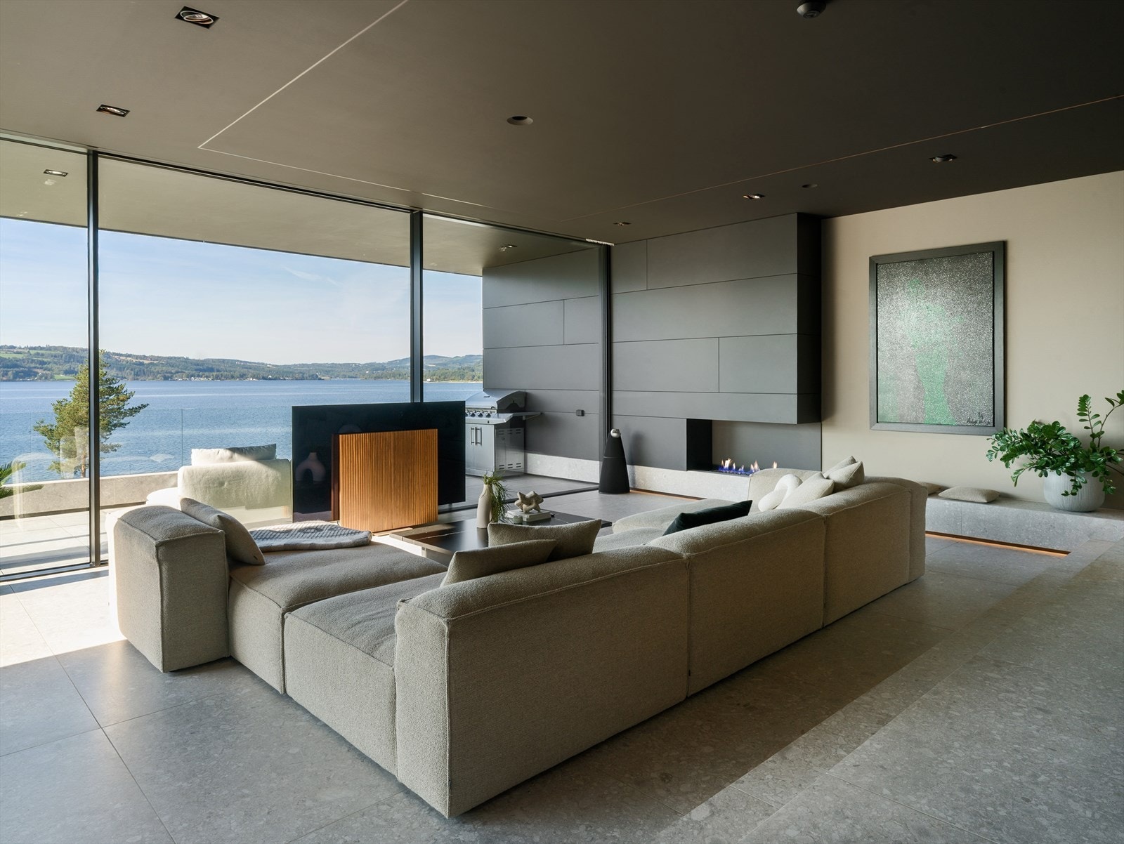 Listefrie overganger og skjulte dører. Vegger og tak er utført i gips, helt uten lister. Galleribilde