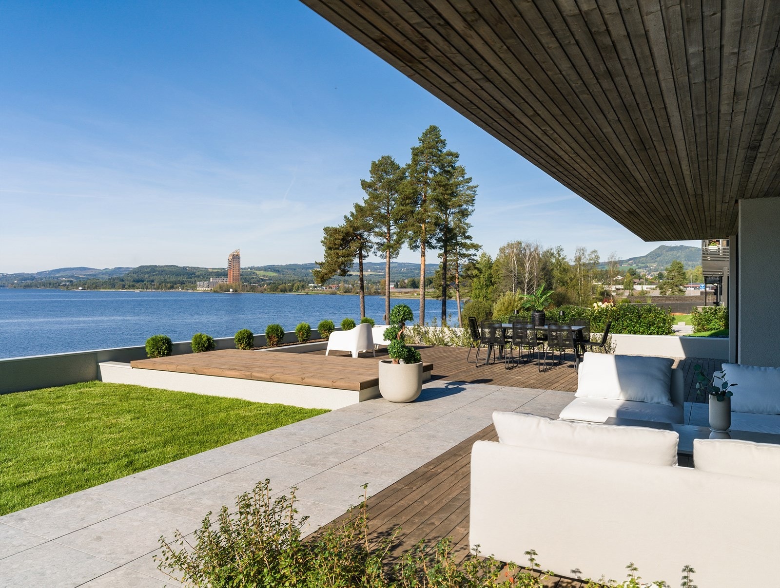 Et uterom i flere soner - Her er det plass til både lounge, spiseplass og soling, alt med utsikt. Galleribilde