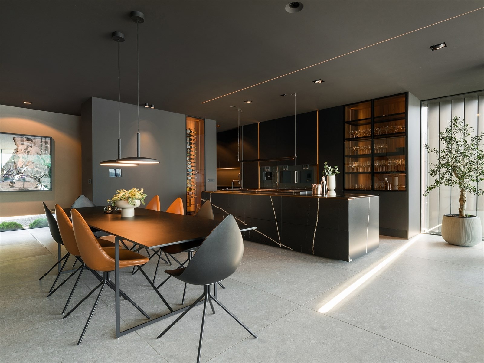 Lysdesign som rammer soner inn - Innfelte LED-striper i taket som visuelt rammer inn sonene. Galleribilde