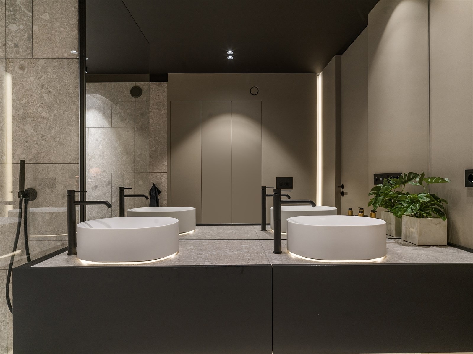 Badene er utstyrt med eksklusive servanter og badekar i Corian, og dusj- og kranløsningene er elegant integrert i vegg og tak. Galleribilde