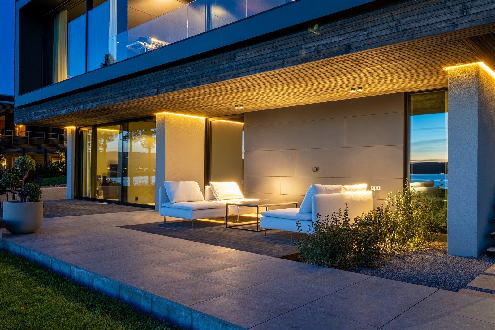 Rundt 300 meter med LED-striper er integrert i vegger, tak og gulv - en rød tråd gjennom hele eiendommen som binder rommene sammen med diskret eleganse og teknisk presisjon. Galleribilde