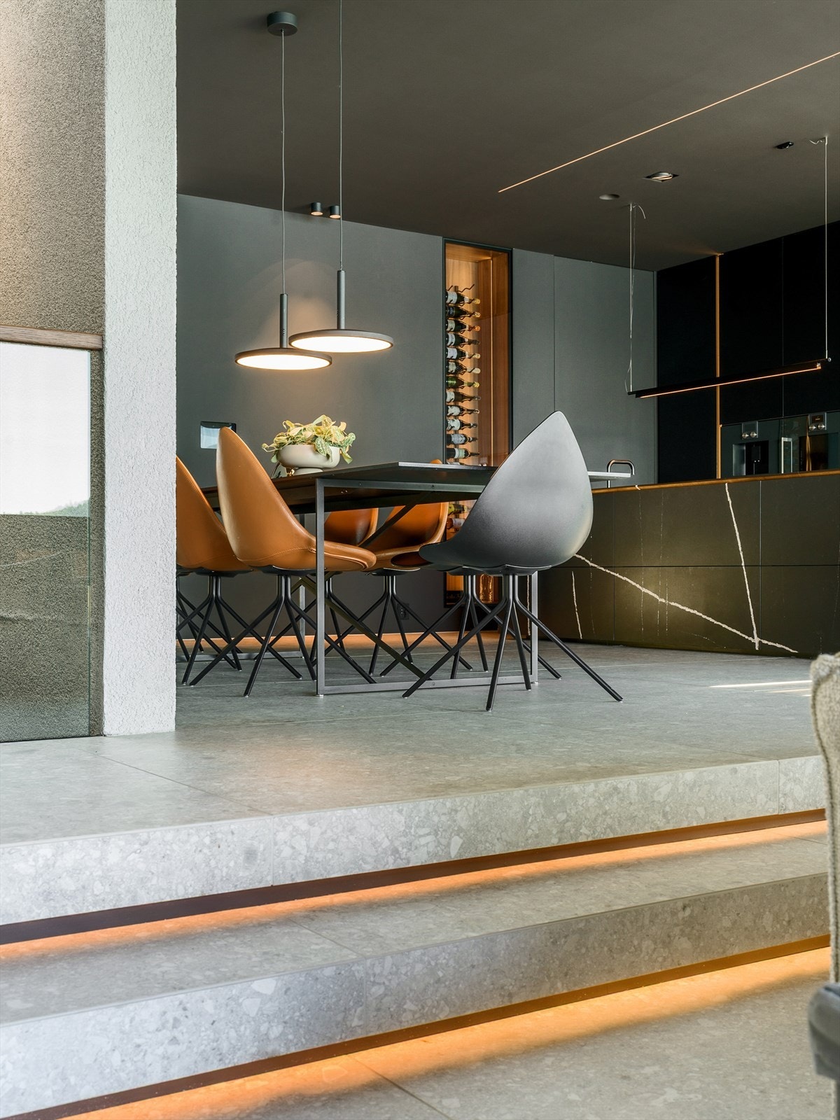 Design-downlights i ulike utførelser og indirekte LED-belysning skaper dybde og atmosfære - styrt via Elko Smart-hus-system. Galleribilde