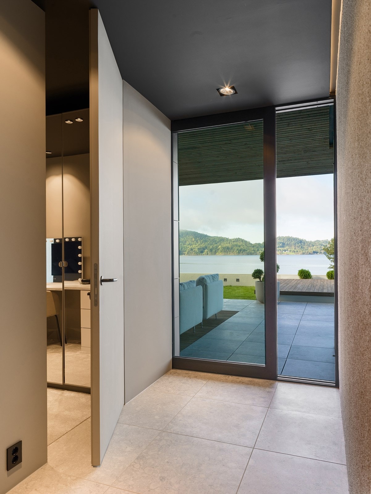 Gang med flyt og funksjon: Gangen i underetasjen binder rommene sammen og har direkte utgang til terrassen. Galleribilde