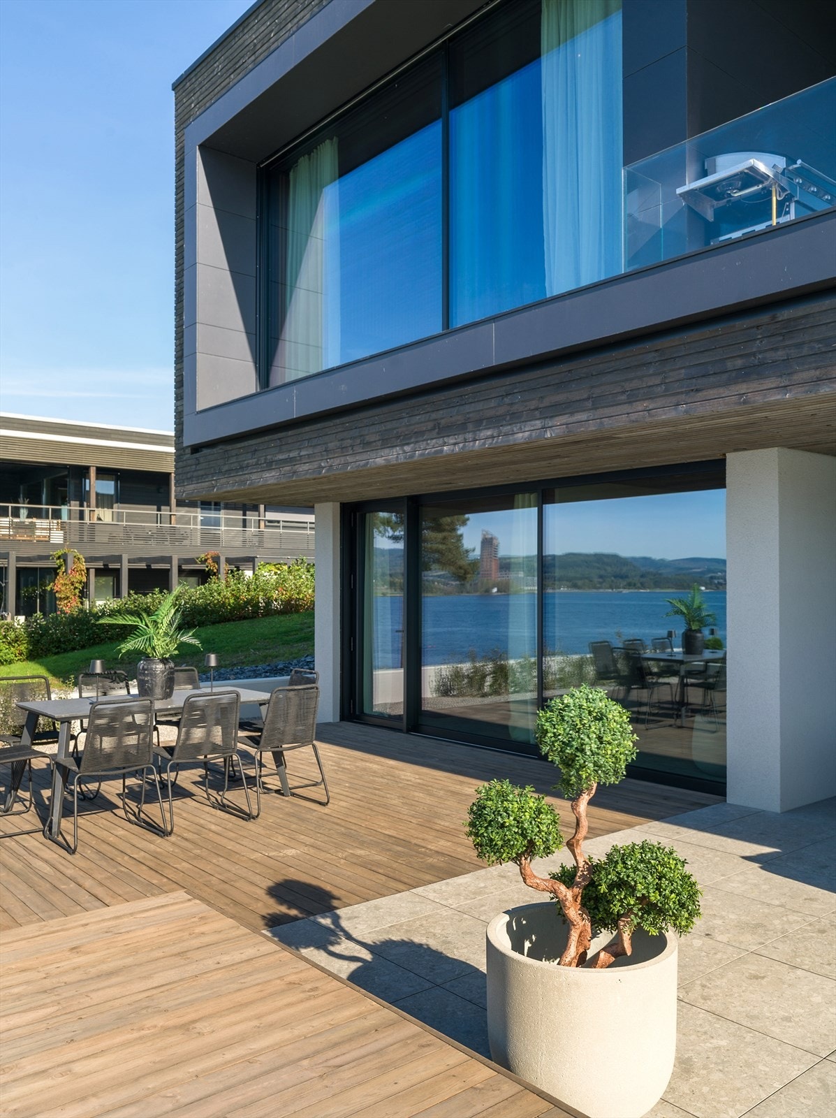 Et uterom med arkitektonisk tyngde - Hageanlegget er utformet som en forlengelse av boligens design. Galleribilde