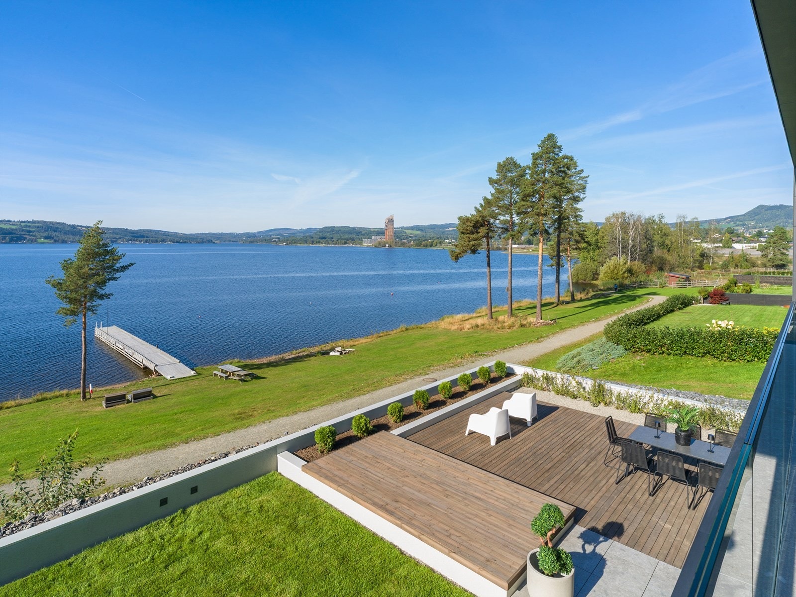 Plattinger i Møre Concise - Skjøtefrie flater med skjult skruing og fliser gir et eksklusivt preg. Galleribilde