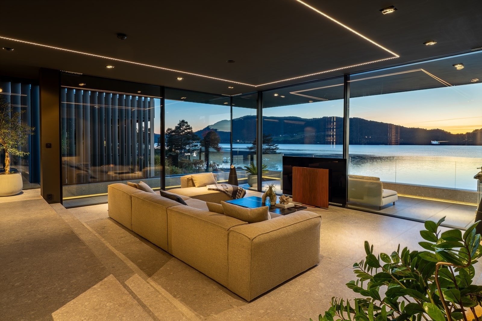 Stue med arkitektonisk tyngde. Galleribilde