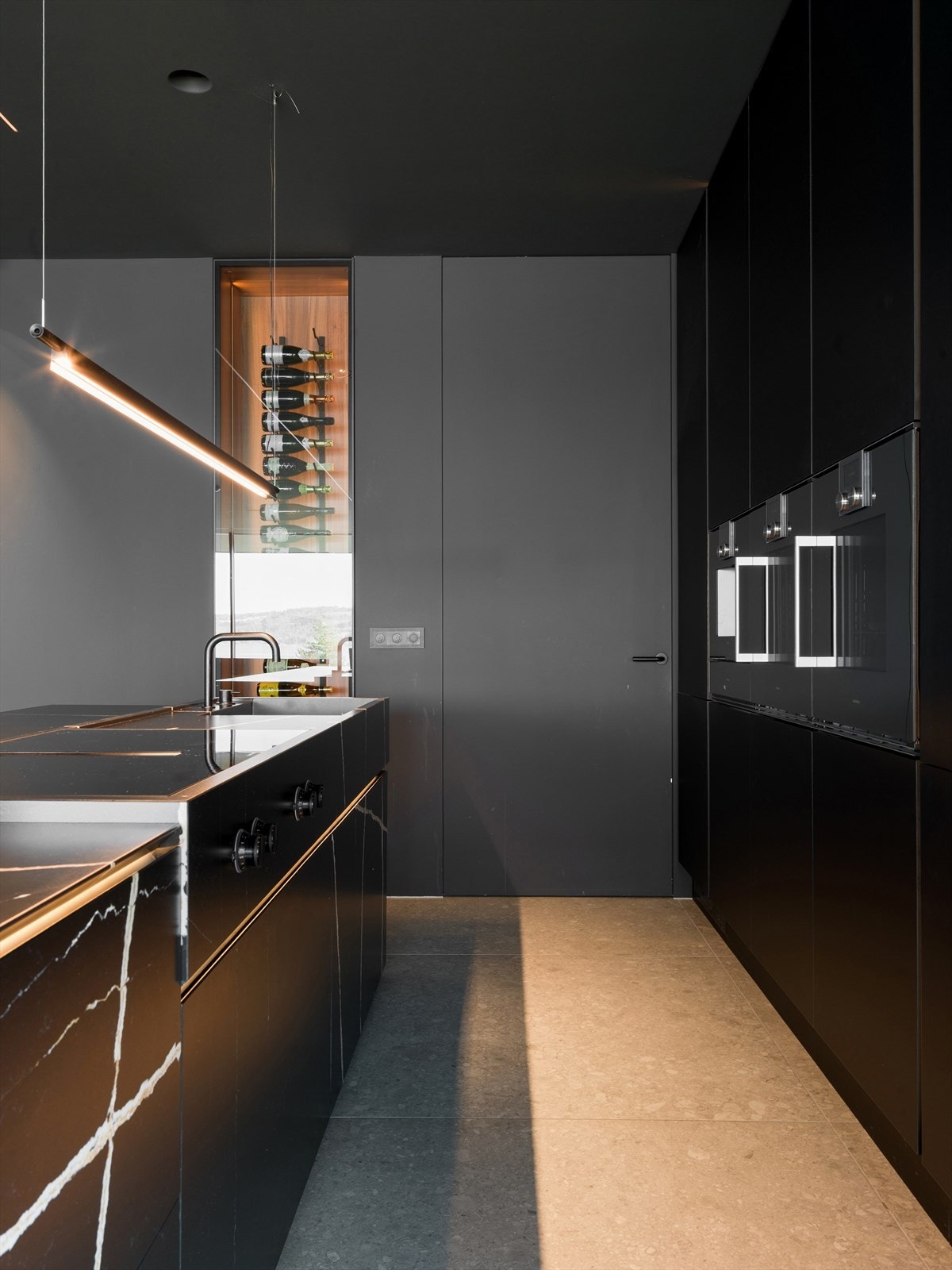 Skjult grovkjøkken - sømløs funksjon. Galleribilde