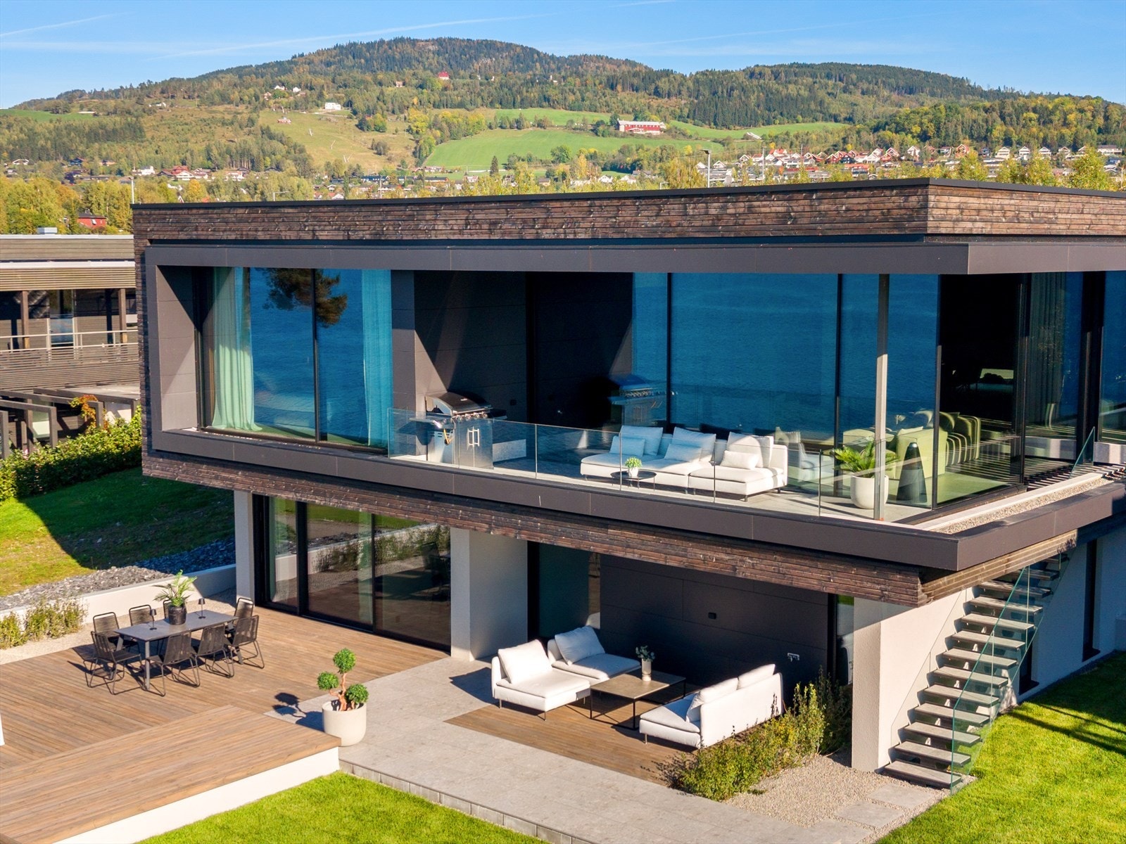 Hjørneskyvedør i glass - Skreddersydd løsning fra Schuco med limt glasshjørne og sømløs overgang mellom inne og ute. Galleribilde