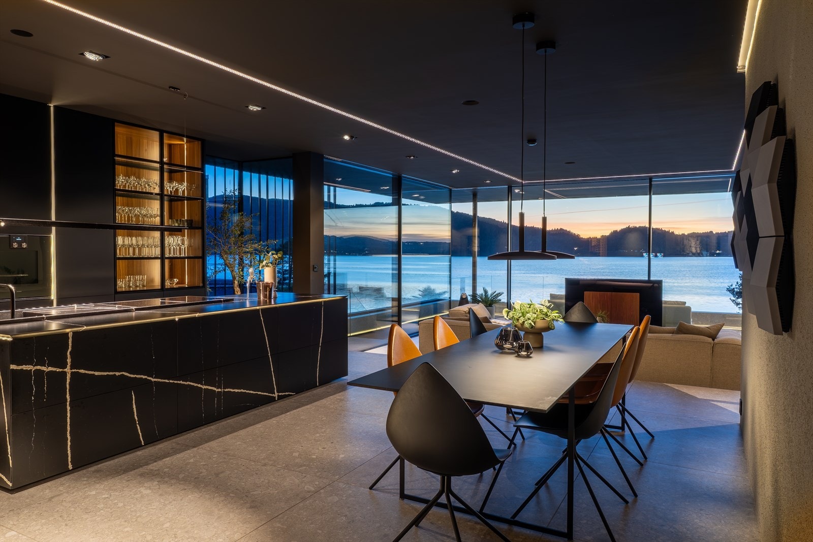 Lys og romfølelse i samspill: Store vindusflater og gjennomgående LED-striper gir spiseplassen en luftig og elegant atmosfære - perfekt for både hverdagsmåltider og sosiale sammenkomster. Galleribilde