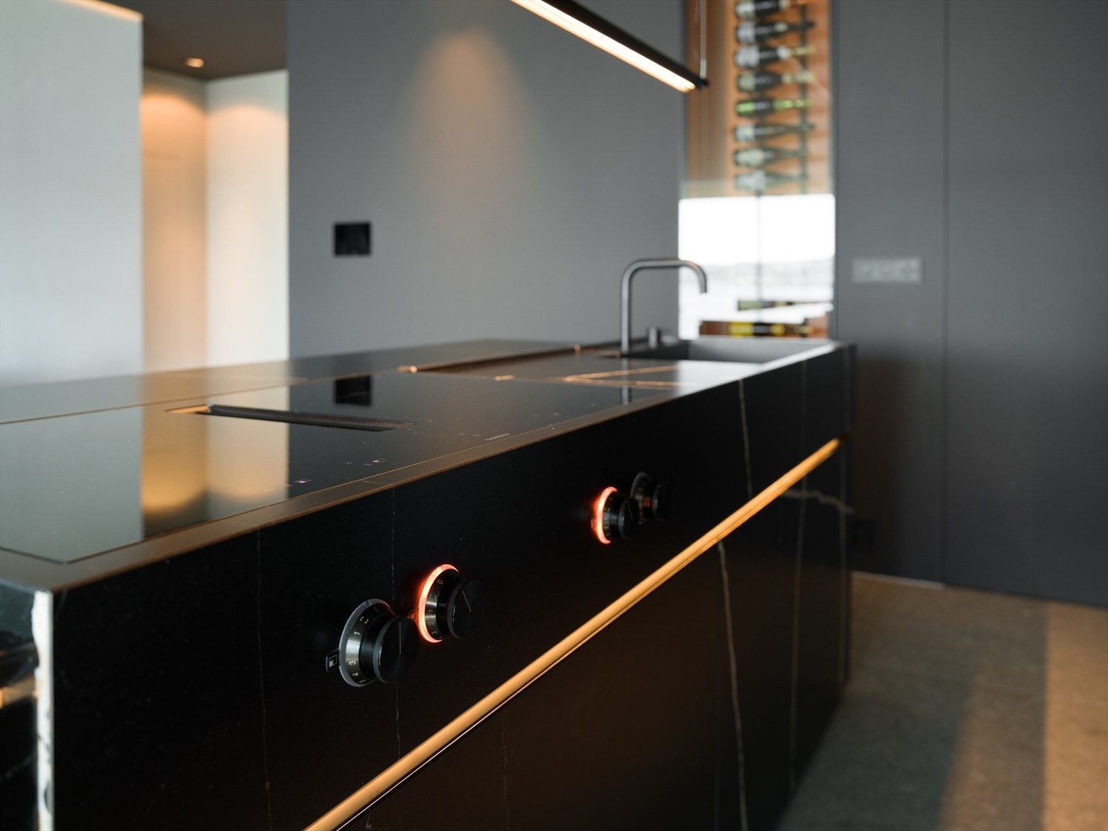 Integrerte løsninger med hvitevarer fra Gaggenau og Miele, inkludert to stekeovner, kaffemaskin, vinskap og induksjonstopp. Galleribilde