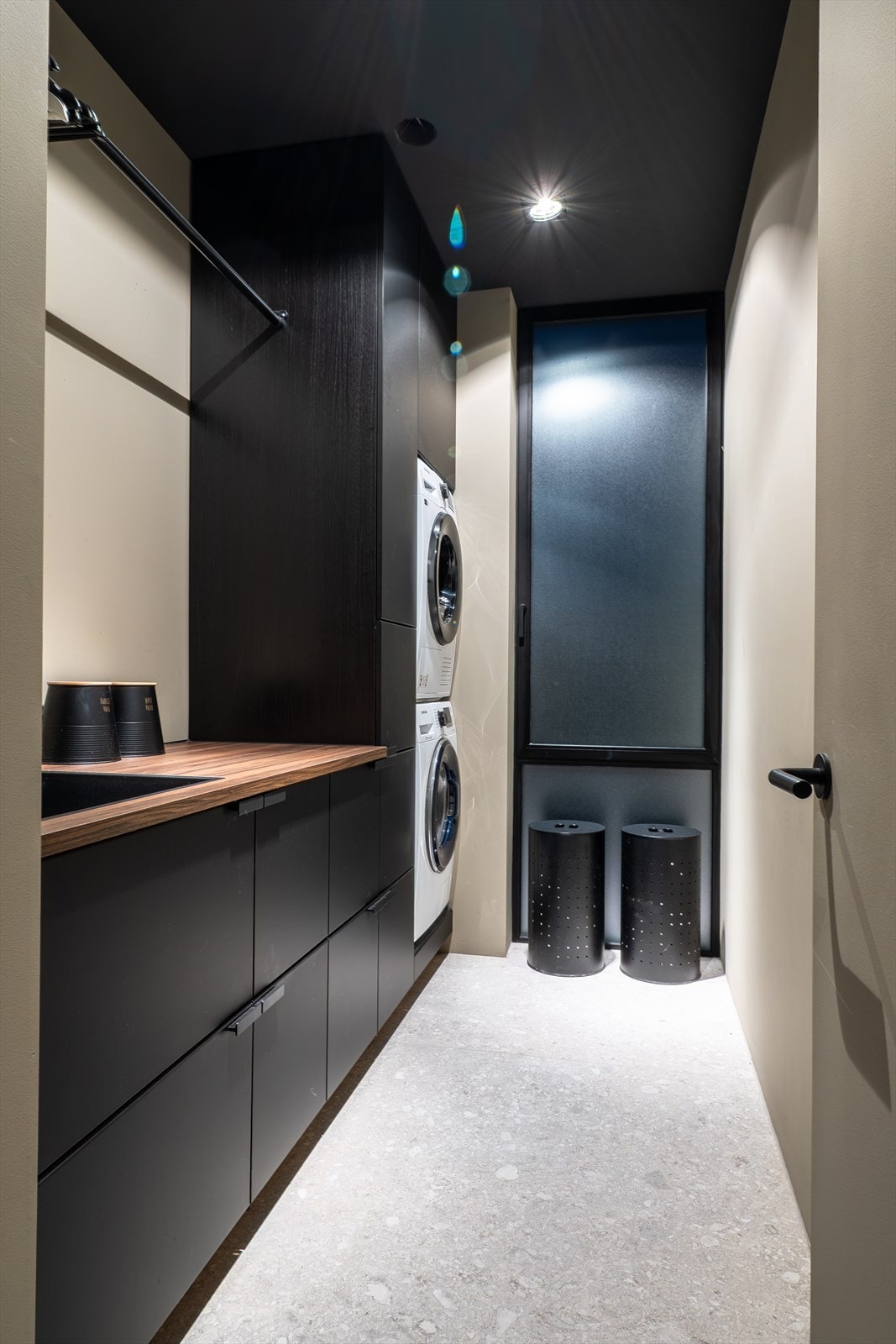 Vaskerommet er praktisk og diskret utformet, med god oppbevaring, vannbåren gulvvarme og opplegg for både vaskemaskin og tørketrommel. Galleribilde