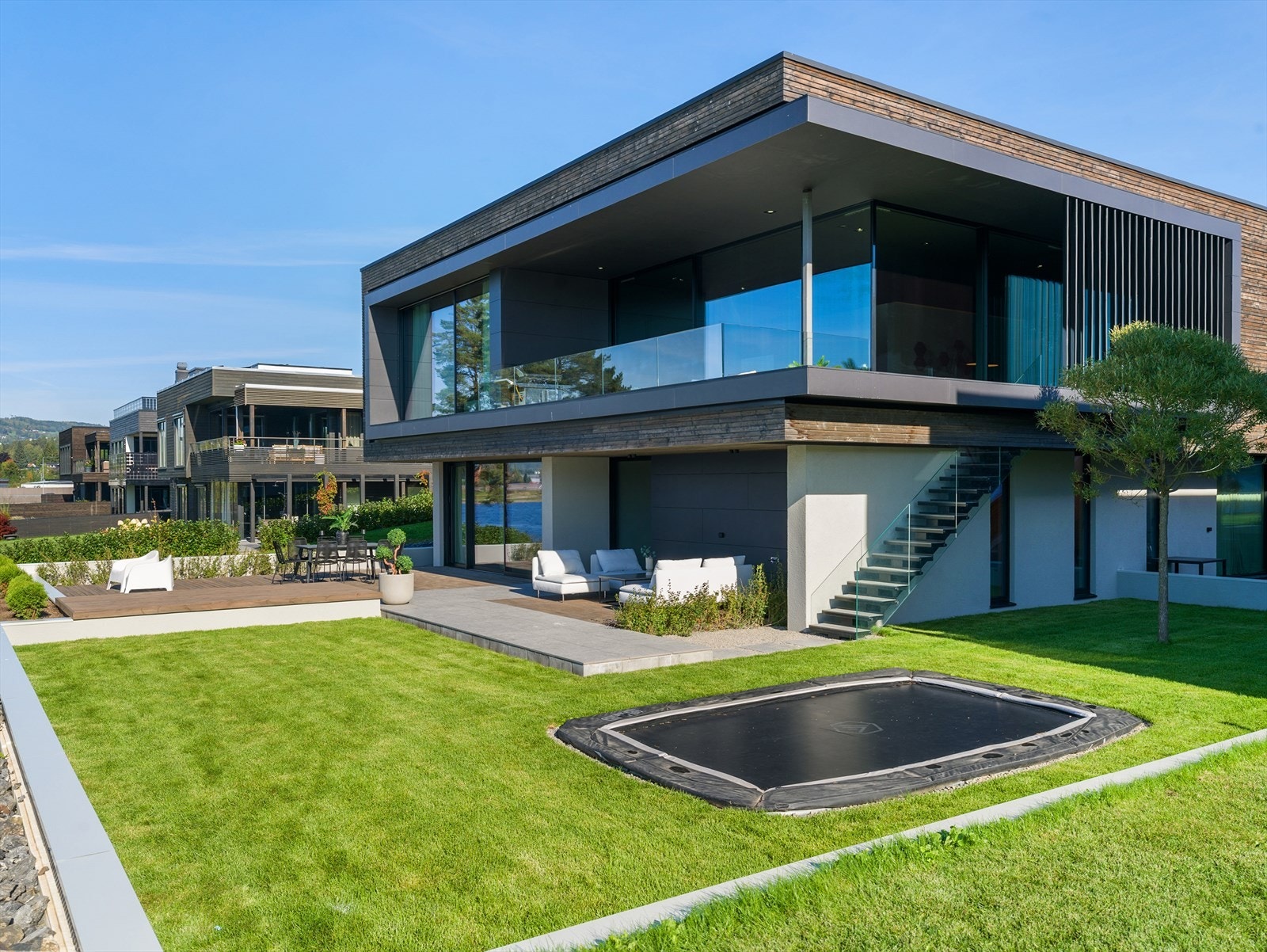 Skreddersydde vindus- og dørløsninger fra Sørvindu, Reynaers og Schuco. Blant annet med 7 meter bred hjørneskyvedør i Schucos mest eksklusive seamless-serie. Galleribilde