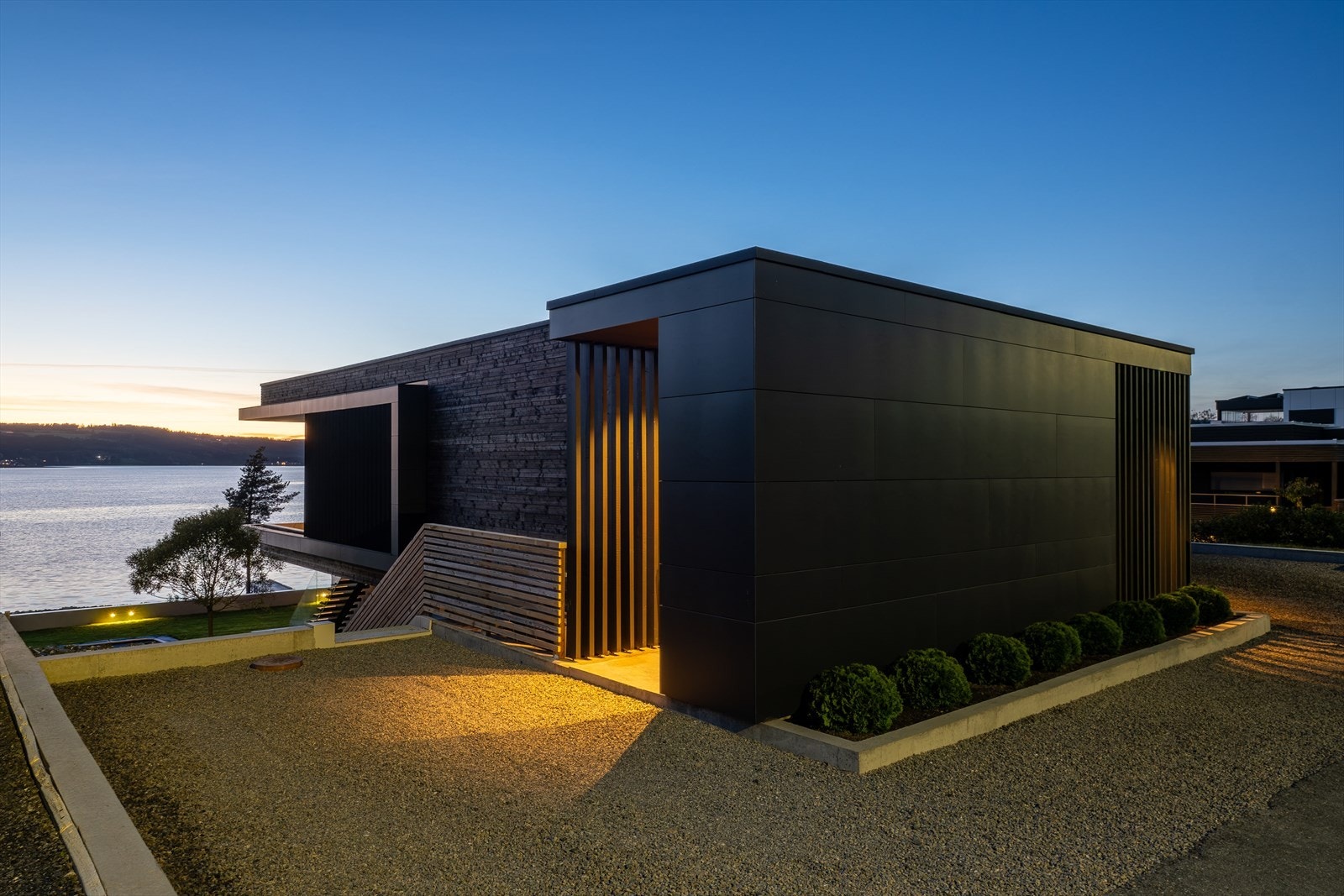 707,4 m² selveiet tomt. Tomten er pent opparbeidet med plenlagt areal i vest og gruslagt gårdsplass i øst. Galleribilde