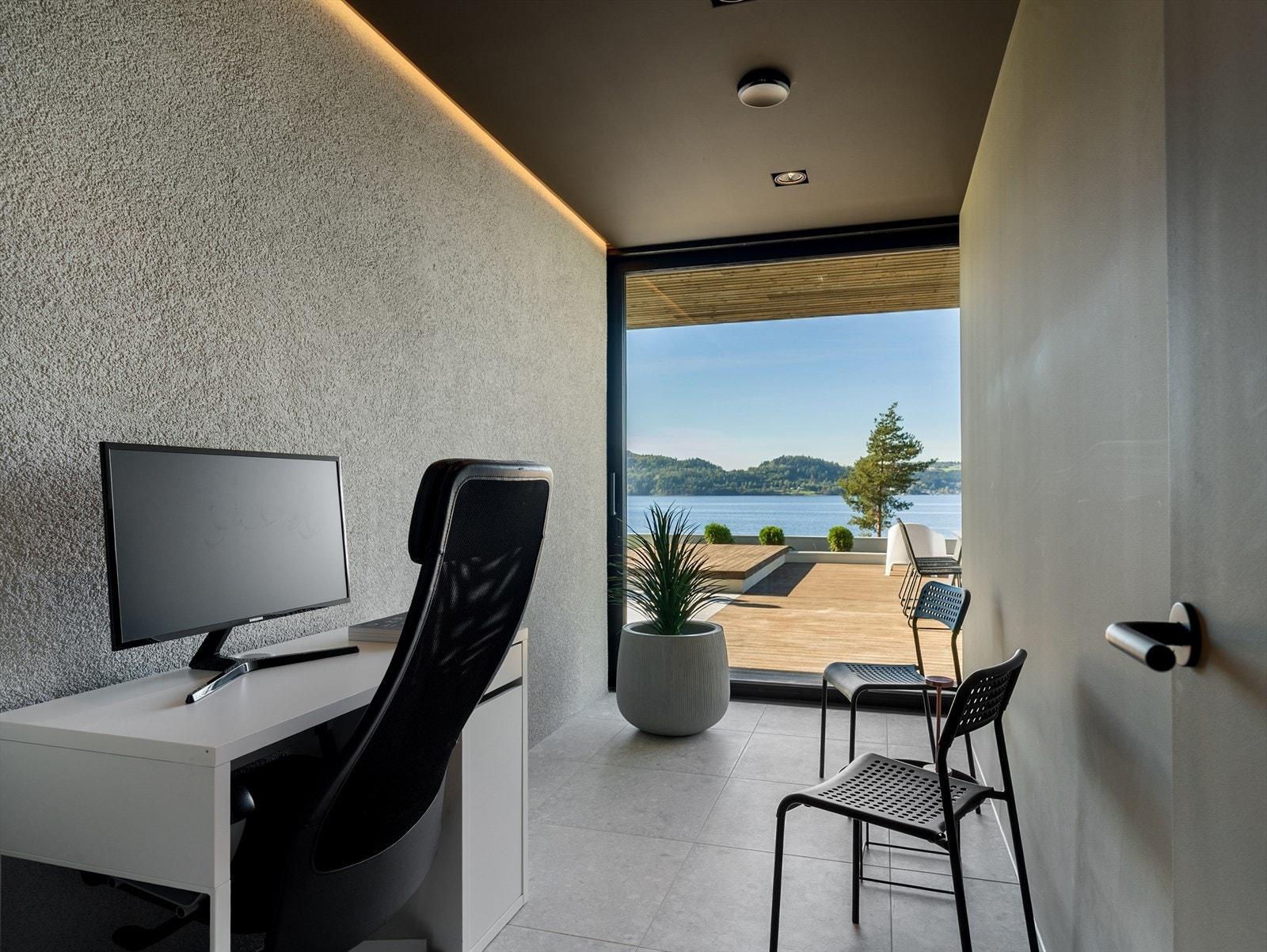 Fleksibelt rom med utsikt - Et av rommene er innredet som kontor, men kan enkelt brukes som soverom, med store vindusflater og direkte utgang til terrassen. Galleribilde