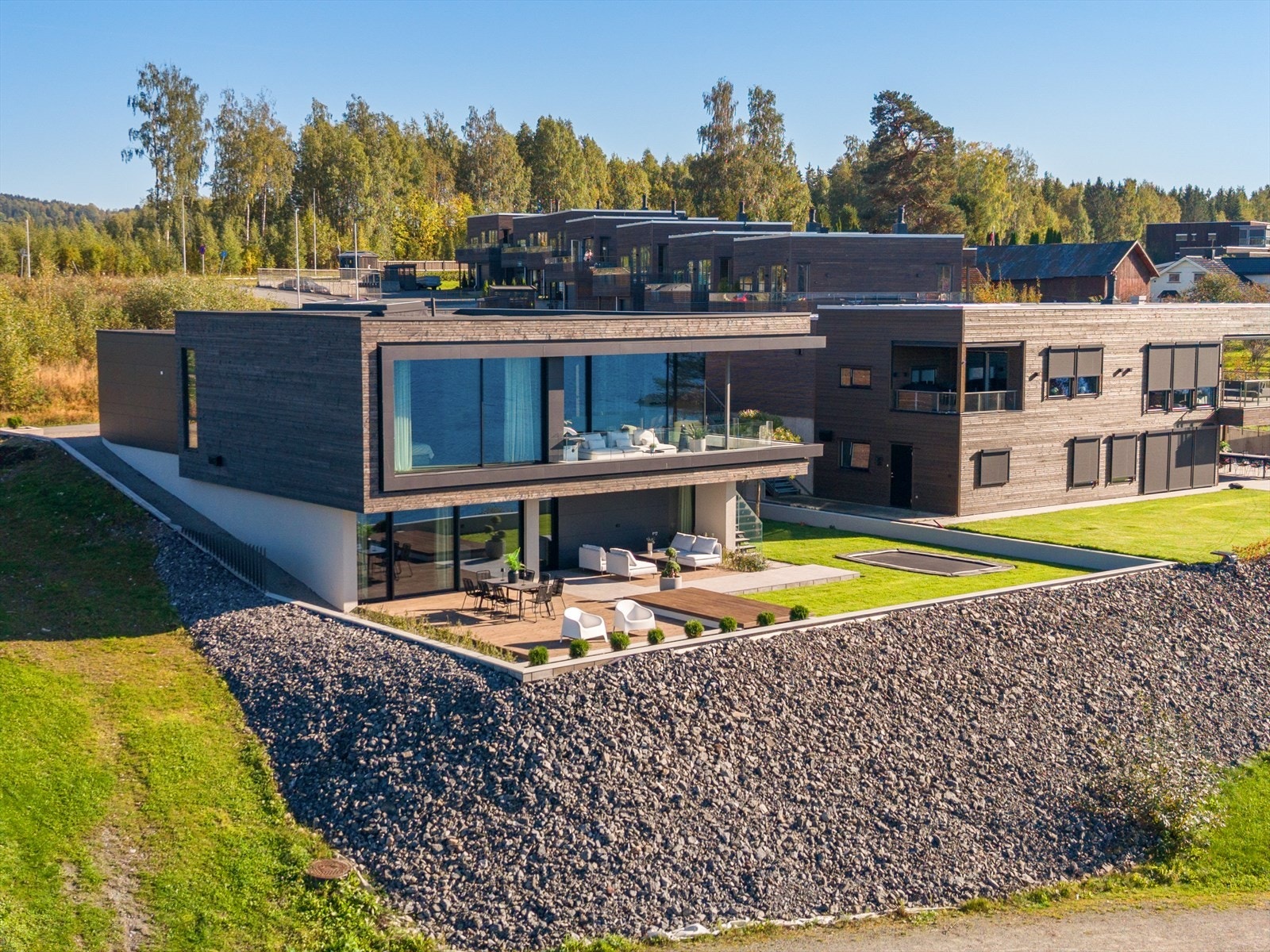 God tilgjengelighet og kollektivtilbud- Med bussforbindelser i nærområdet og togstasjon kun 4 minutter unna med bil, er det enkelt å pendle - også til Oslo. Galleribilde