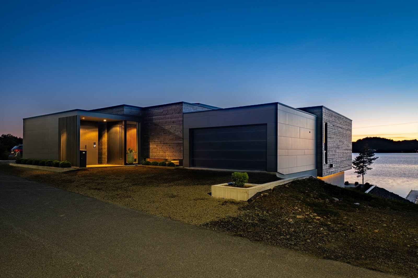 Eksklusiv inngangsdør. Pivot-hengslet dør i imponerende format ønsker deg velkommen til en bolig i særklasse. Galleribilde