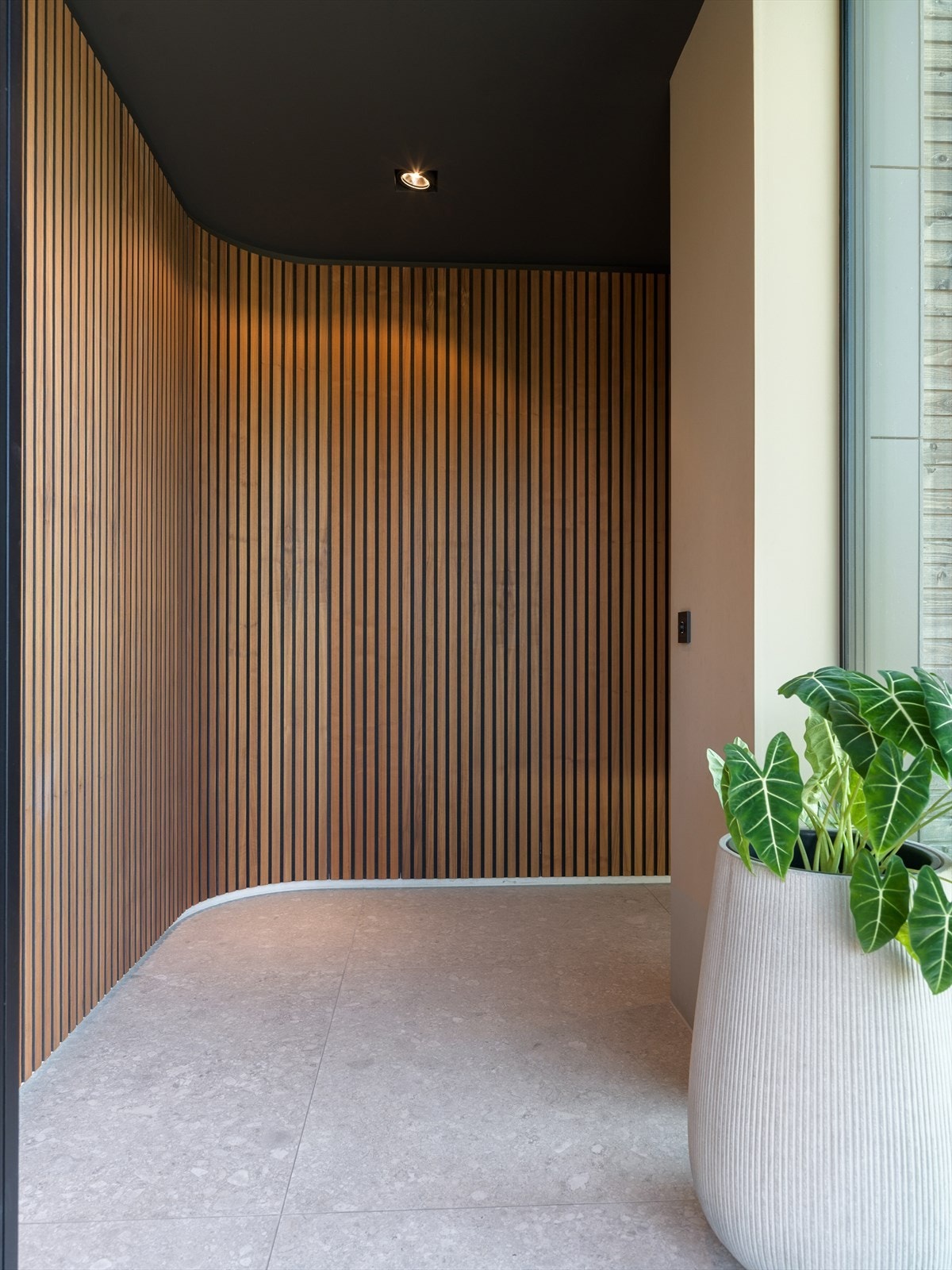 Sømløs integrasjon av funksjon og form: Døren til WC er elegant integrert i garderobeløsningen, og bidrar til et helhetlig og ryddig uttrykk allerede ved inngangspartiet. Galleribilde