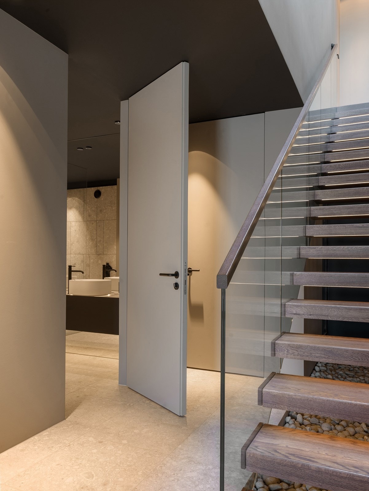 Komfort i alle rom - hele boligen, inkludert garasjen, har vannbåren gulvvarme drevet av en effektiv luft/vann-varmepumpe. Systemet gir jevn temperatur, lavt energiforbruk og en behagelig varmeopplevelse. Galleribilde