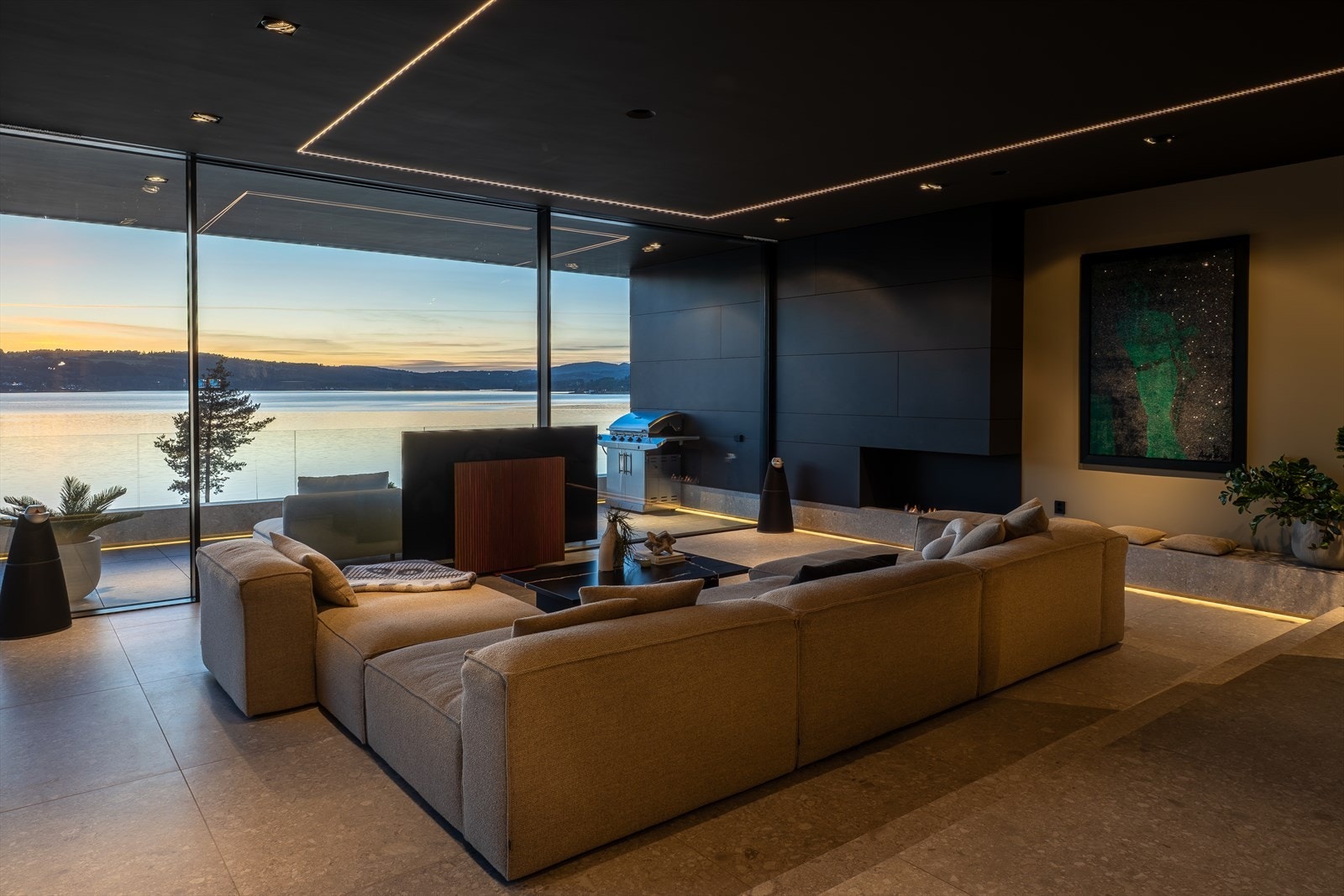 Peisen er utformet med et designmessig særpreg, der Cembrit-plater og murpuss viderefører fasadens uttrykk på elegant vis. Galleribilde