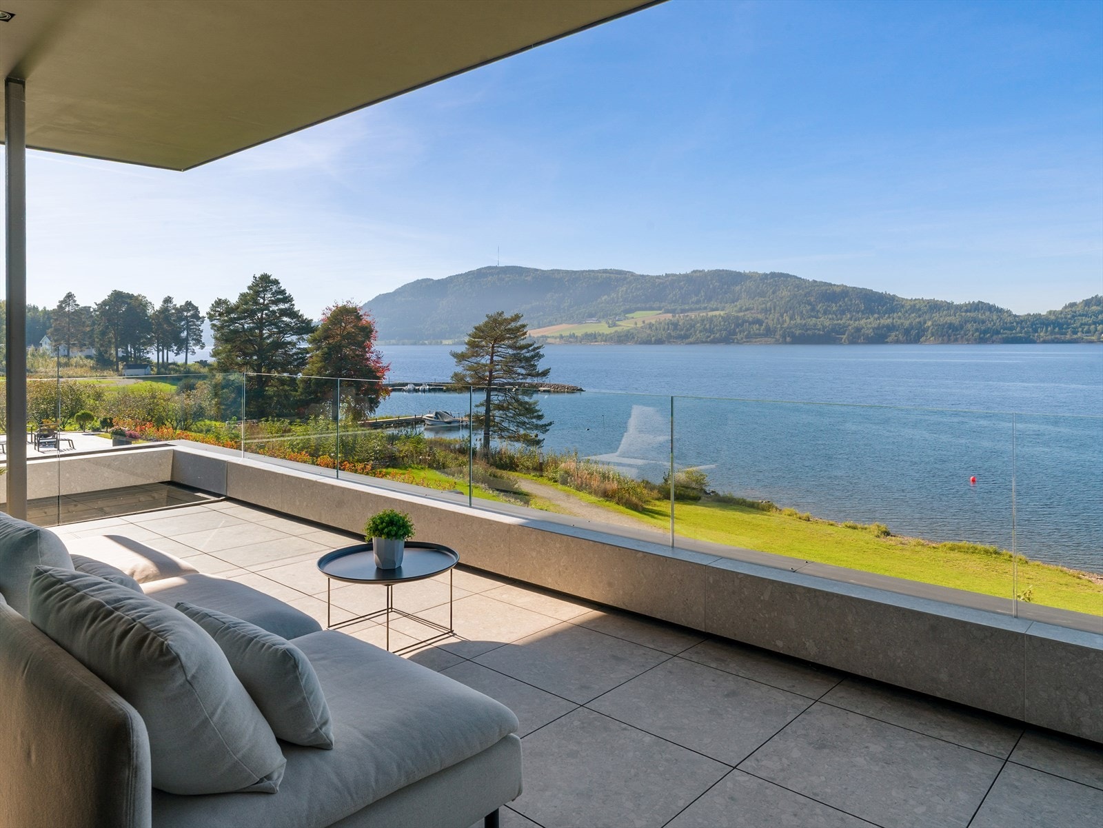 Uteområder med utsikt - Her nyter du utsikten over Mjøsa fra flere nivåer og vinkler. Galleribilde
